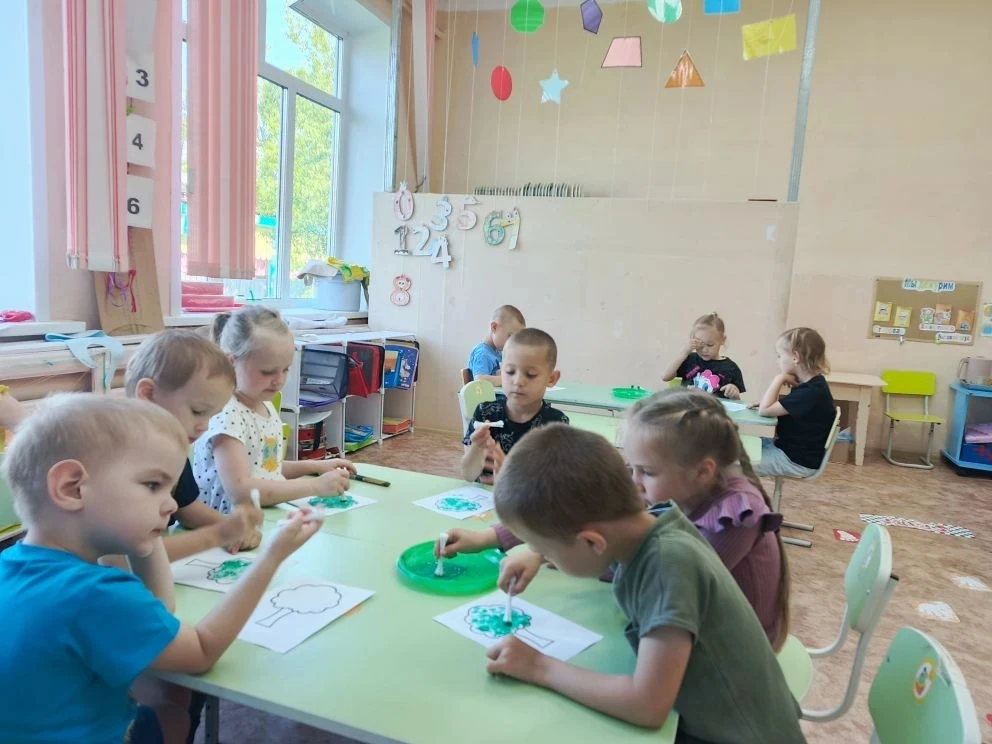 🎨 **День художника в нашей группе!** 🖌️

Сегодня у нас прошел замечательный творческий день! 🥳 Ре