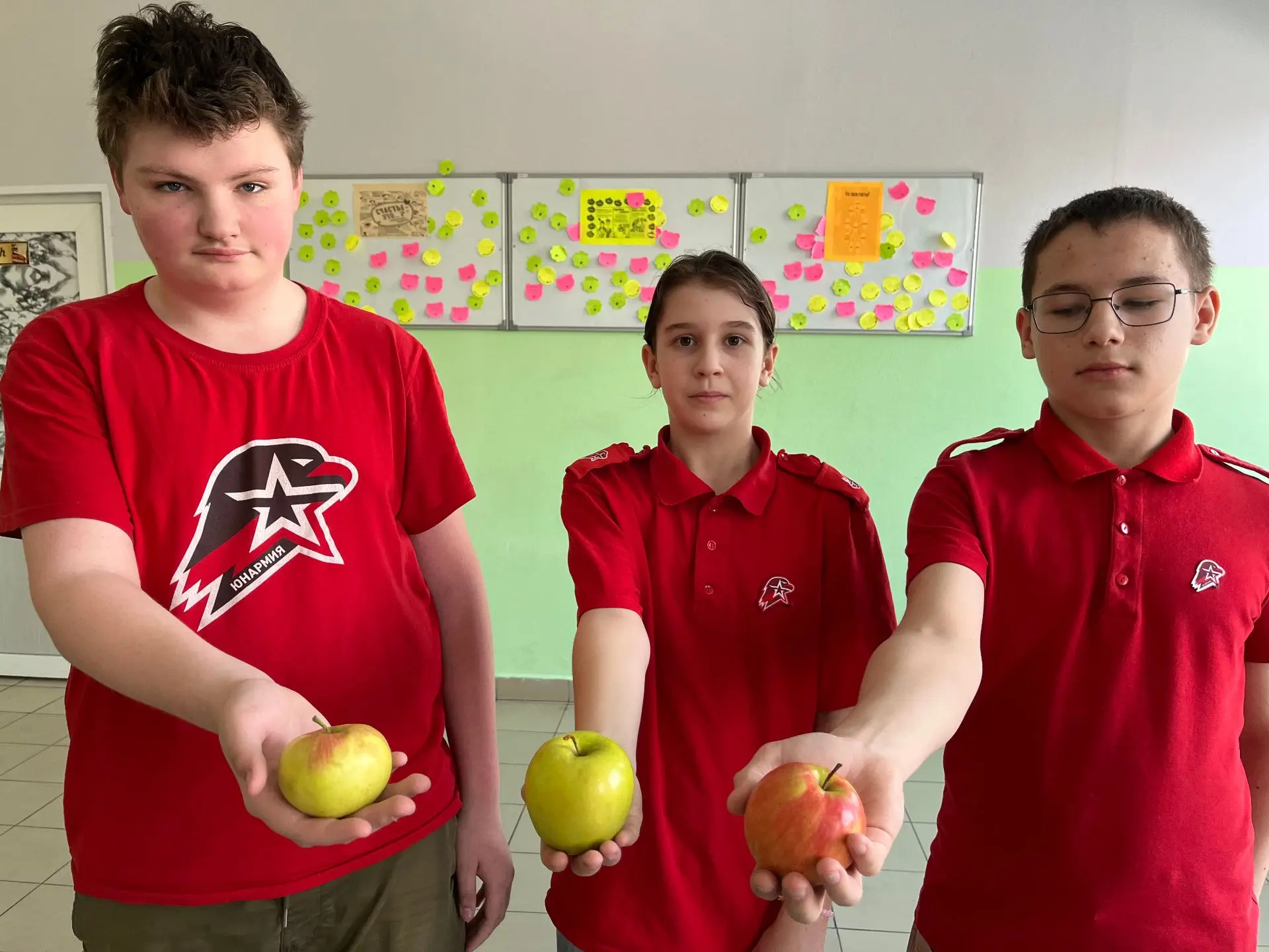 «Яблочный друг»  🍎 Вторая акция в честь Международного дня счастья — «Яблочный друг»!  ✨ Ребята прин