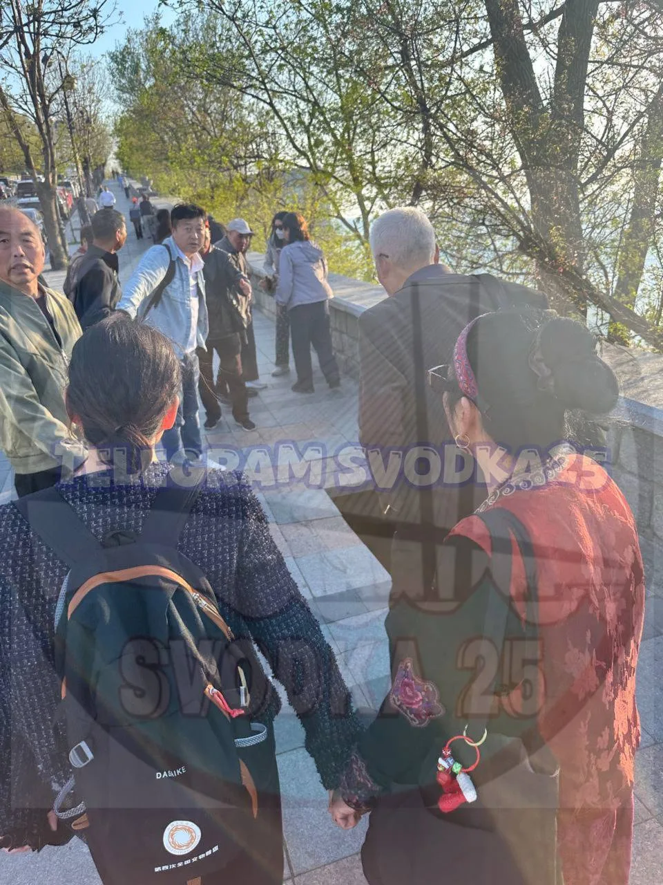 😳Во Владивостоке на Набережной под ногами у китайского туриста образовалась дыра    Напротив кинотеа