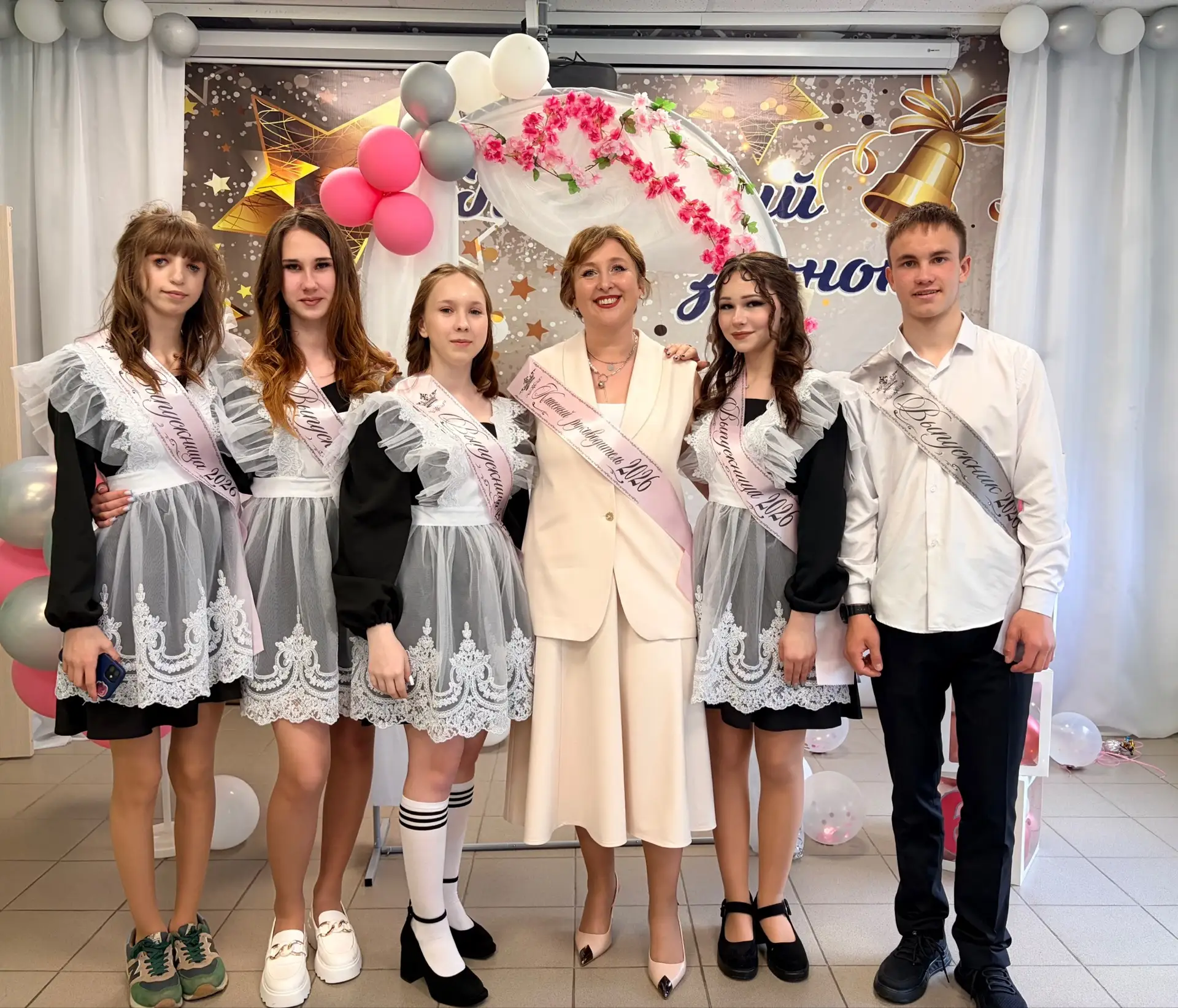 🎓 Сегодня для выпускников 9 класса прозвучал Последний звонок!