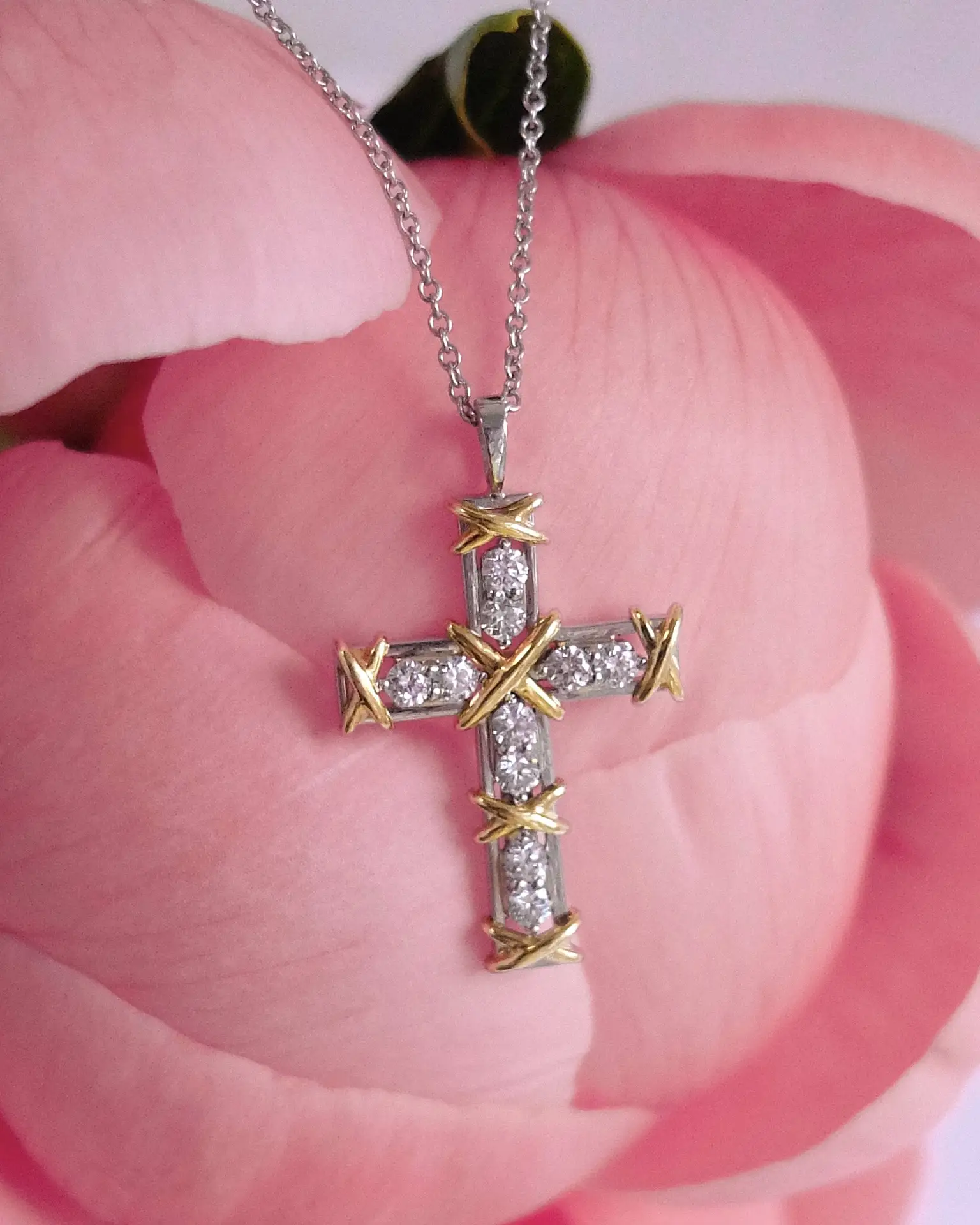 Колье Tiffany & Co.
из коллекции Sixteen Stone 😍

Характеристики:
✨ Металл: Платина 950 проба, Золо