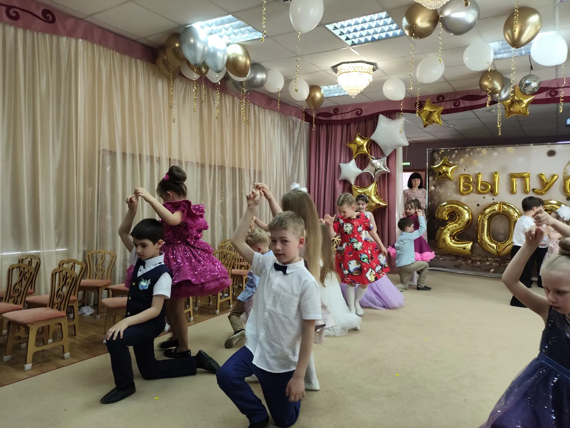 ВЫПУСКНОЙ БАЛ ДОШКОЛЯТ 🔔  До свидания, сад! Здравствуй, школа! ✨  В дошкольных группах на ул. Радужн
