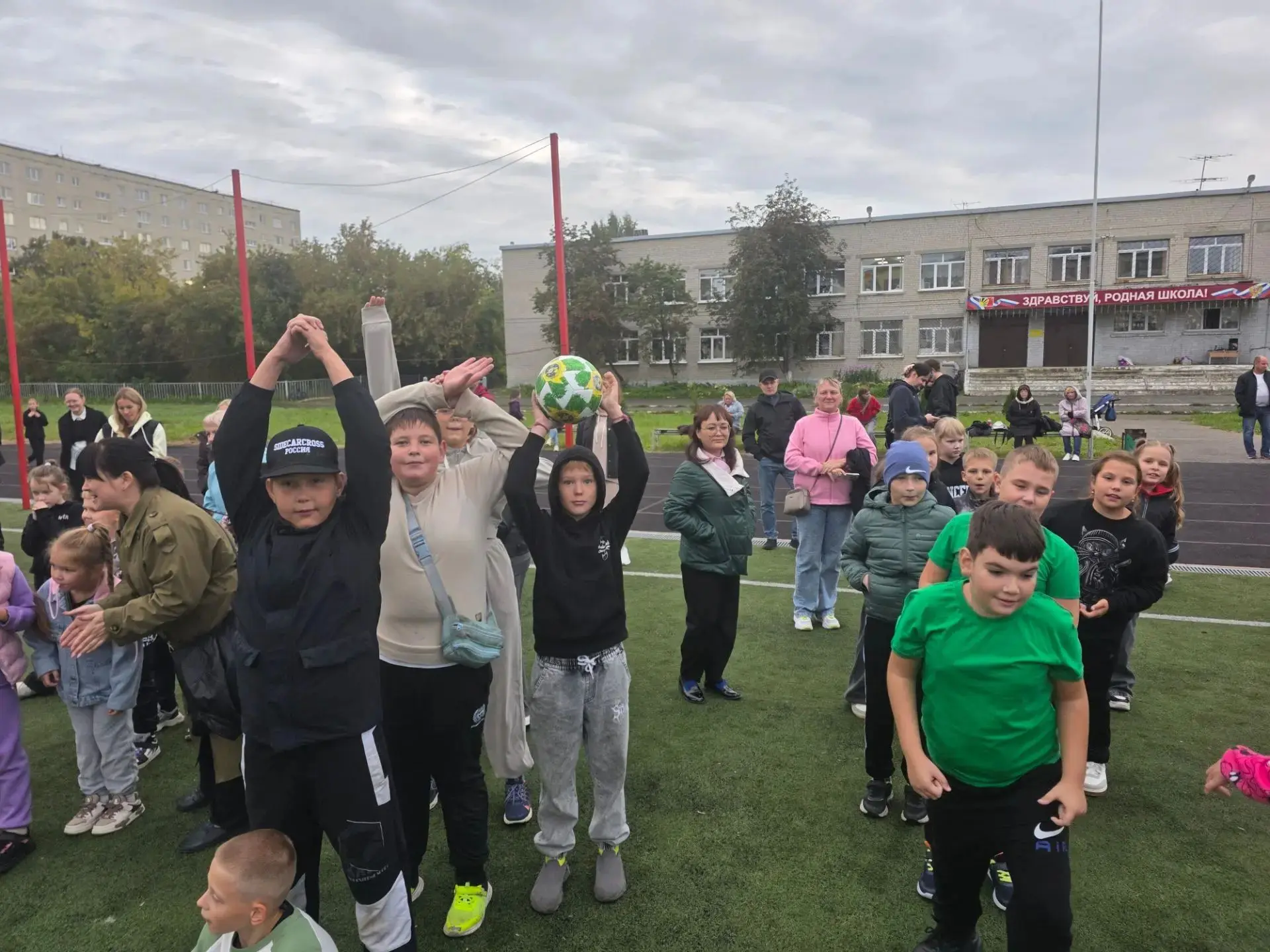Когда спорт объединяет поколения! 🏆⚽