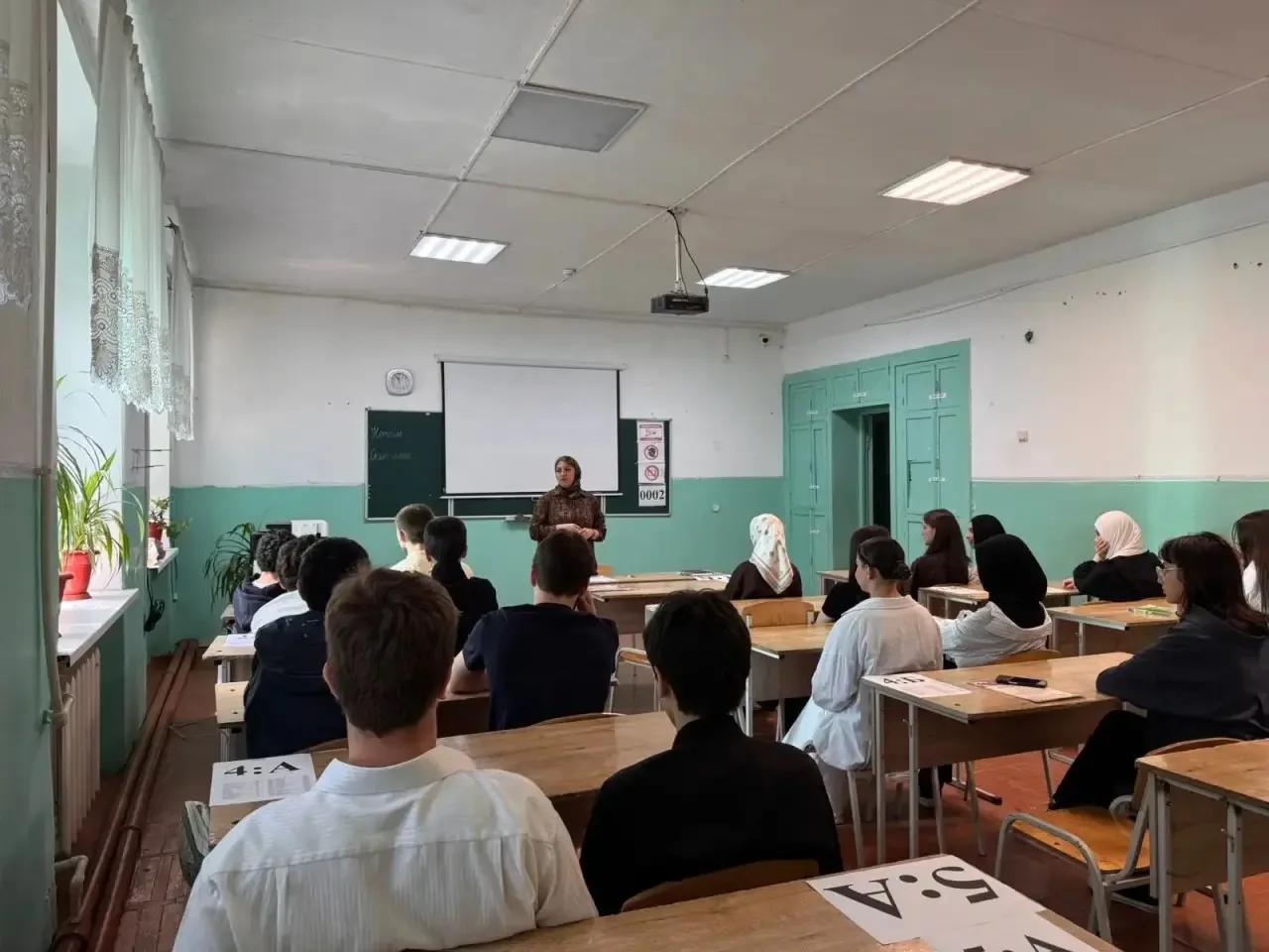 В школе прошли классные часы «Мои безопасные каникулы»! Ребята освежили в памяти главные правила без