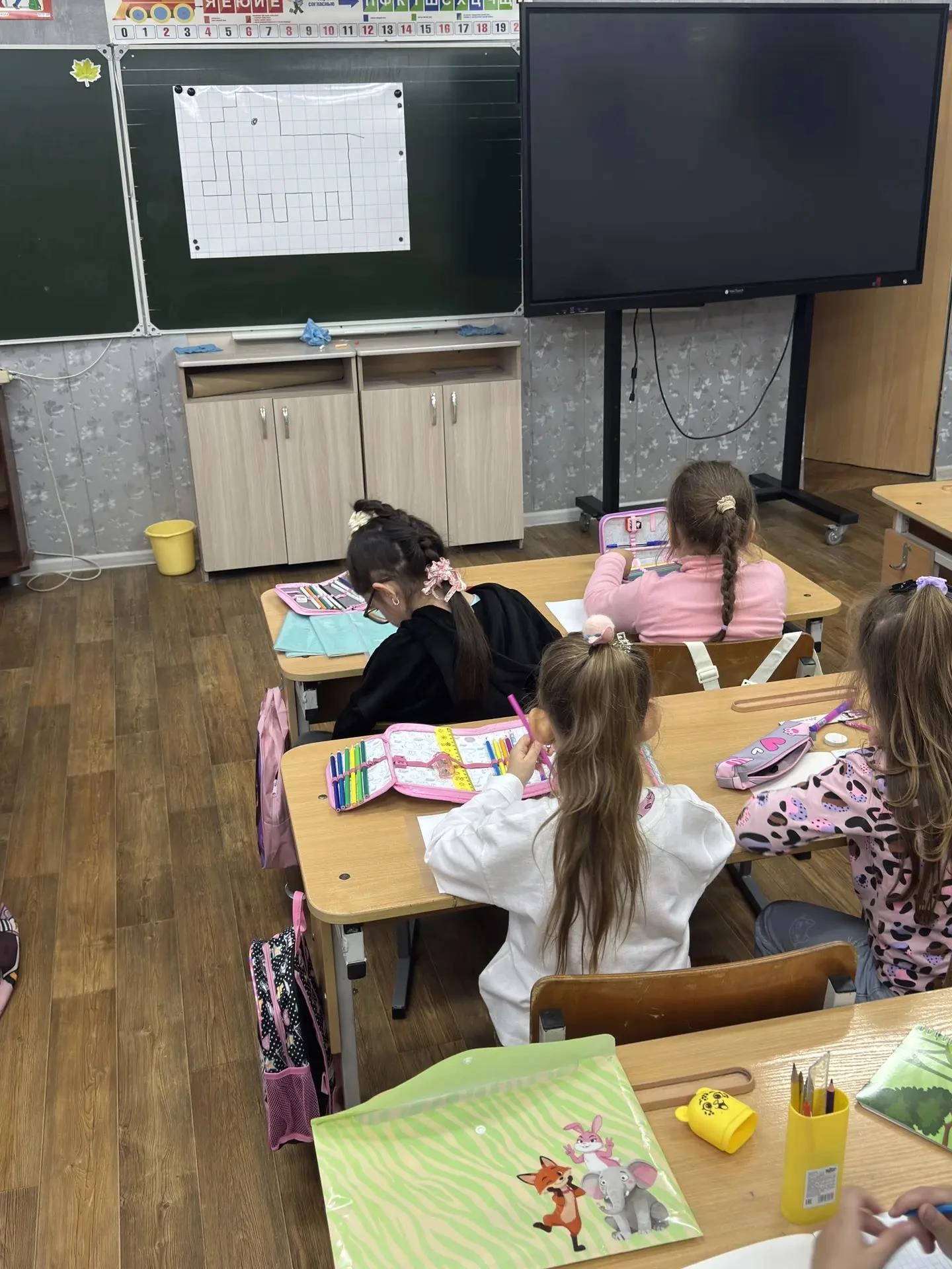 На занятиях «Первые ступеньки» пусть и не было звонков, но была настоящая школьная атмо...