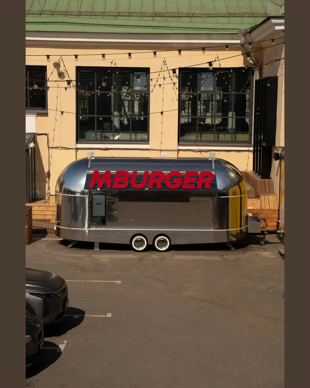 Зеркальный стритфуд-бокс Mburger от команды сети кинотеатров «Мираж» появился во дворе Василеостровс
