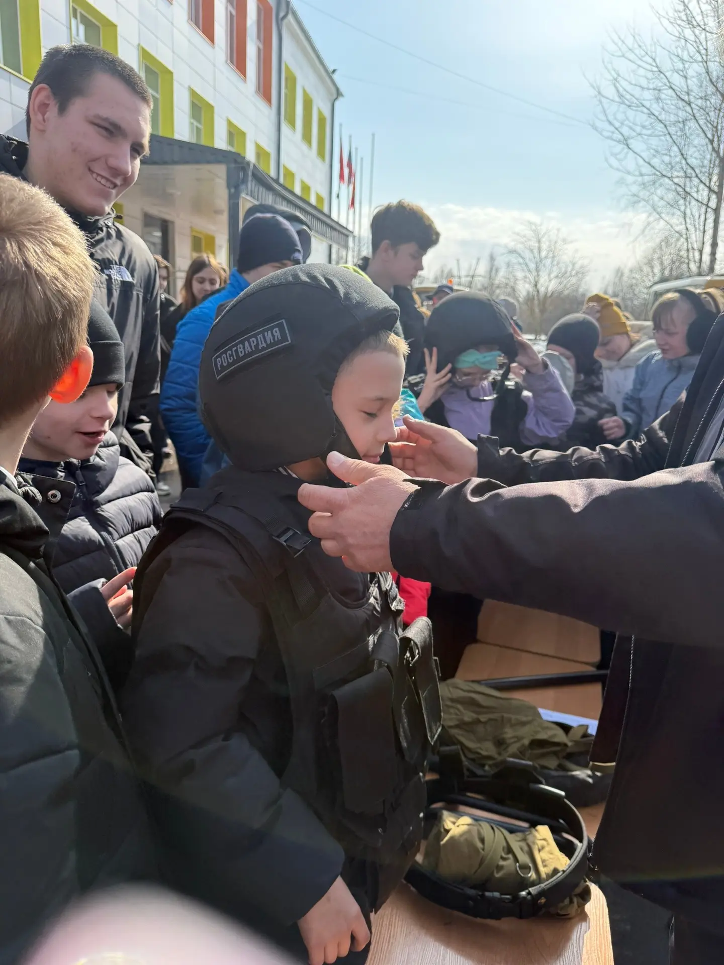 👮‍♂️ Будущее уже здесь: встреча с героями реальной службы!  В нашей школе прошел невероятно крутой у