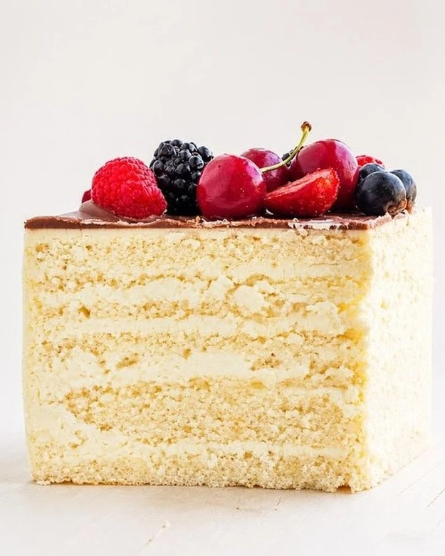 ТОРТ “РАФАЭЛЛО С АНАНАСОМ” 🥥🍍
Нежнейший торт с кокосовым кремом и тропической начинкой! Просто тае