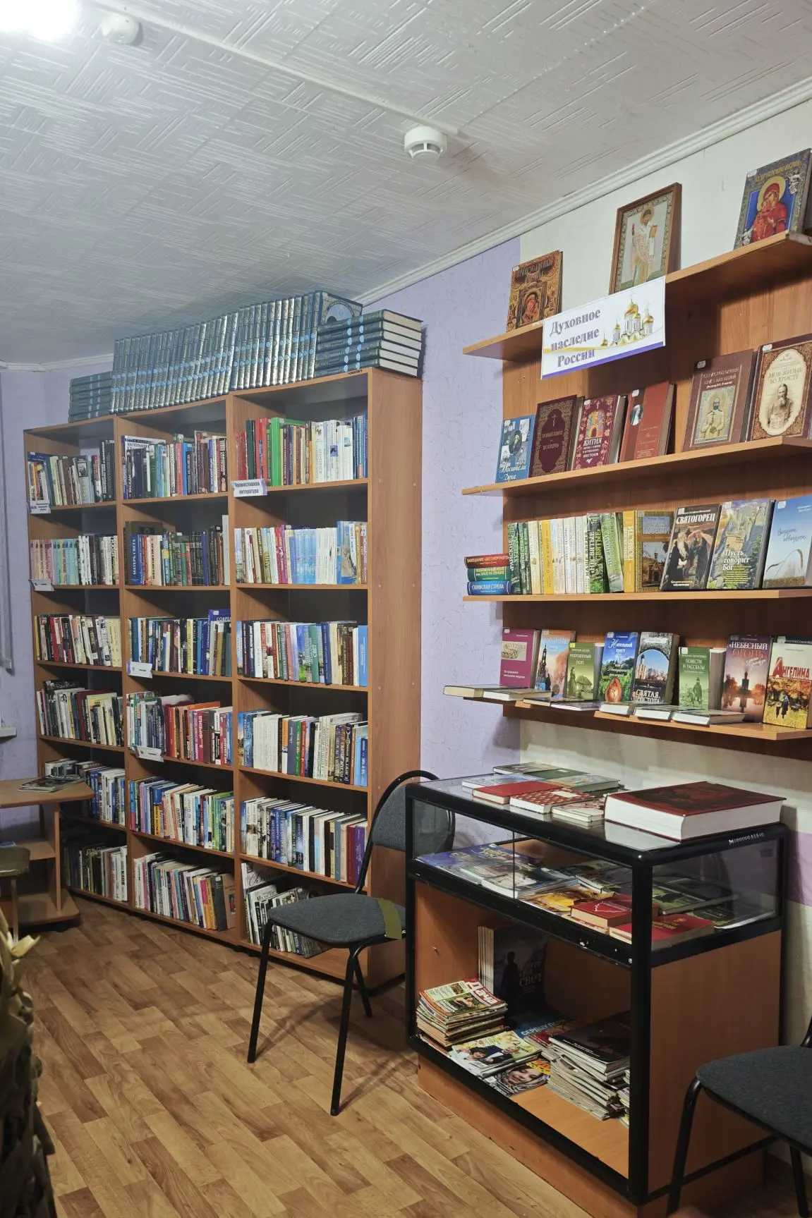 Рядом, в соседнем доме - обычной советской панельке - на первом этаже работает маленька...