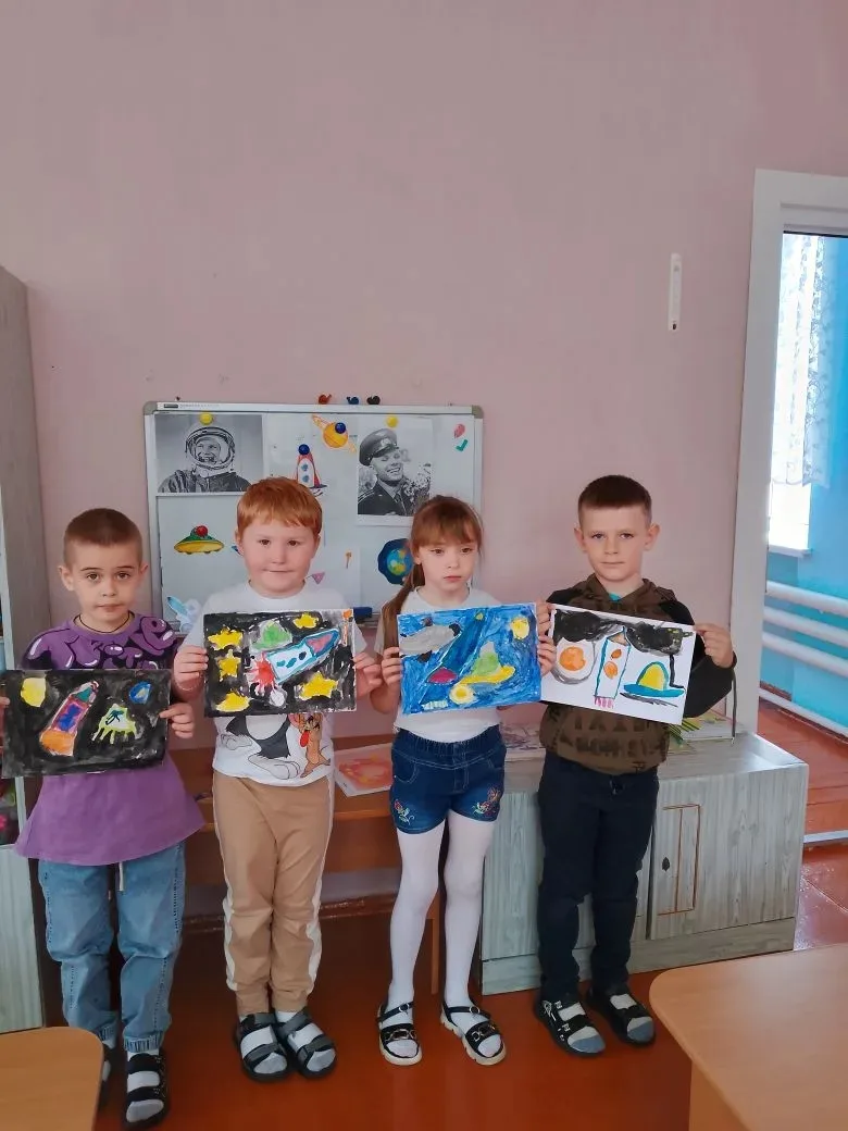 Занятия в подготовительной группе «День космонавтики»
Цель :Расширять знания детей о космосе, о план