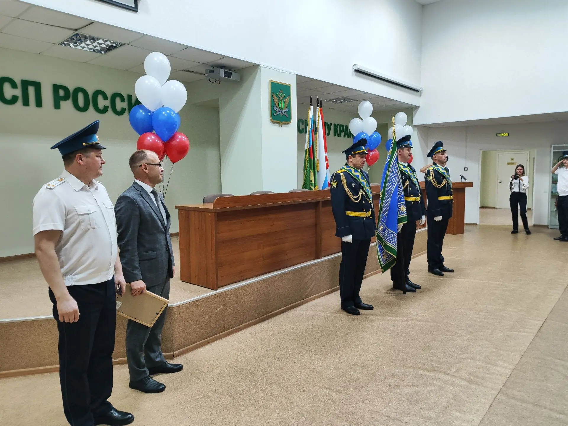 Алексей Полудницын вручил благодарность за оказание гуманитарной помощи участникам СВО
 
Сотрудник Г