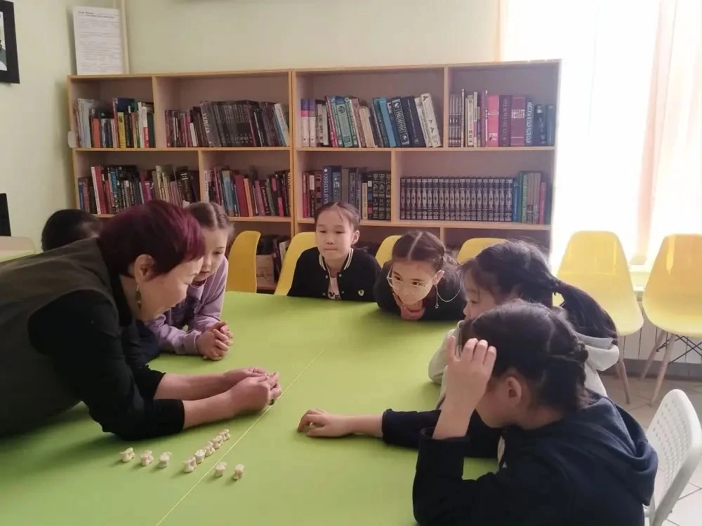 ⭐️В преддверии Сагаалгана учащиеся 3а, 4а, 4 б классов посетили  Детскую  библиотеку имени Б. Абидуе