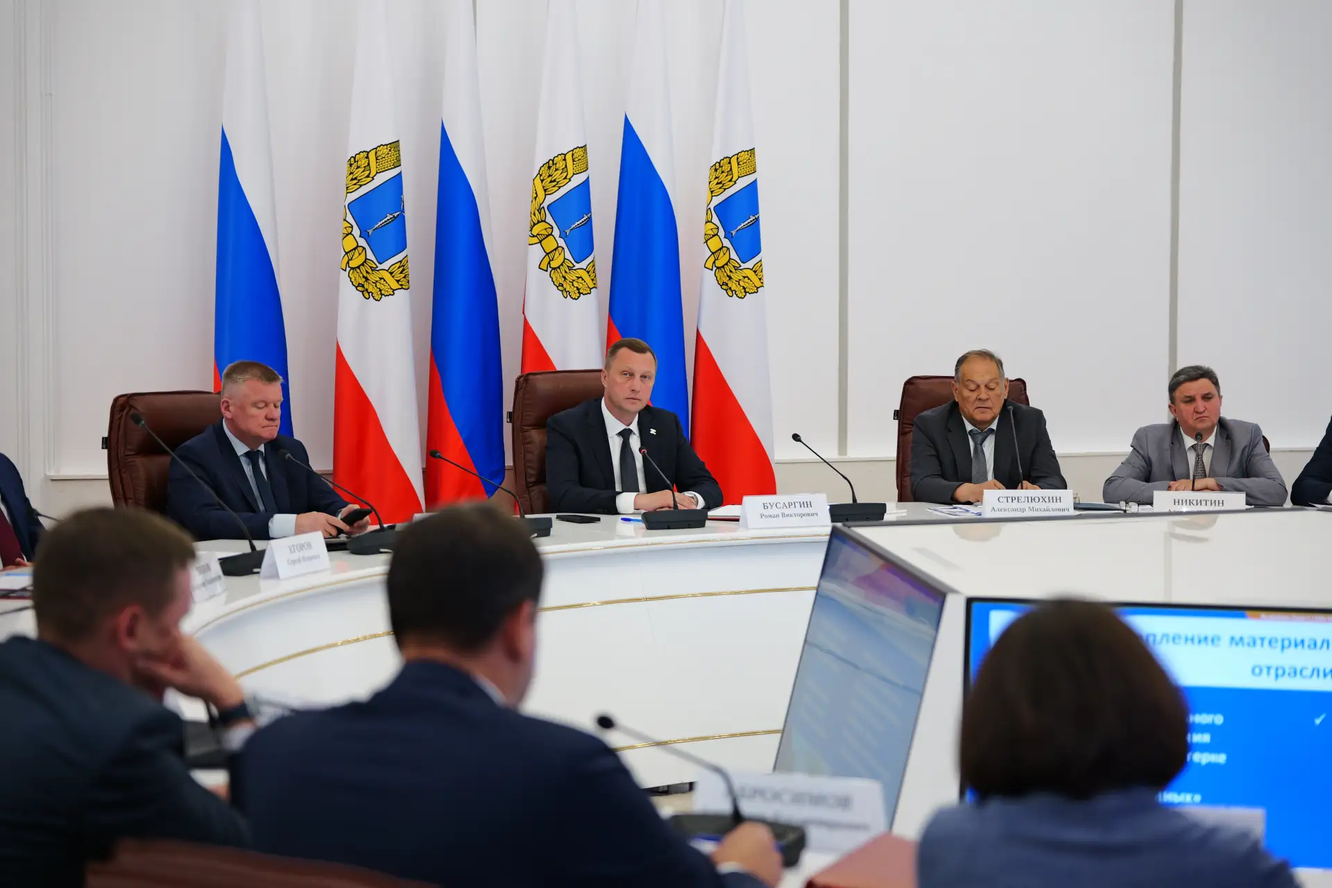 Губернатор Саратовской области Роман Бусаргин провел постоянно действующее совещание с зампредами Пр