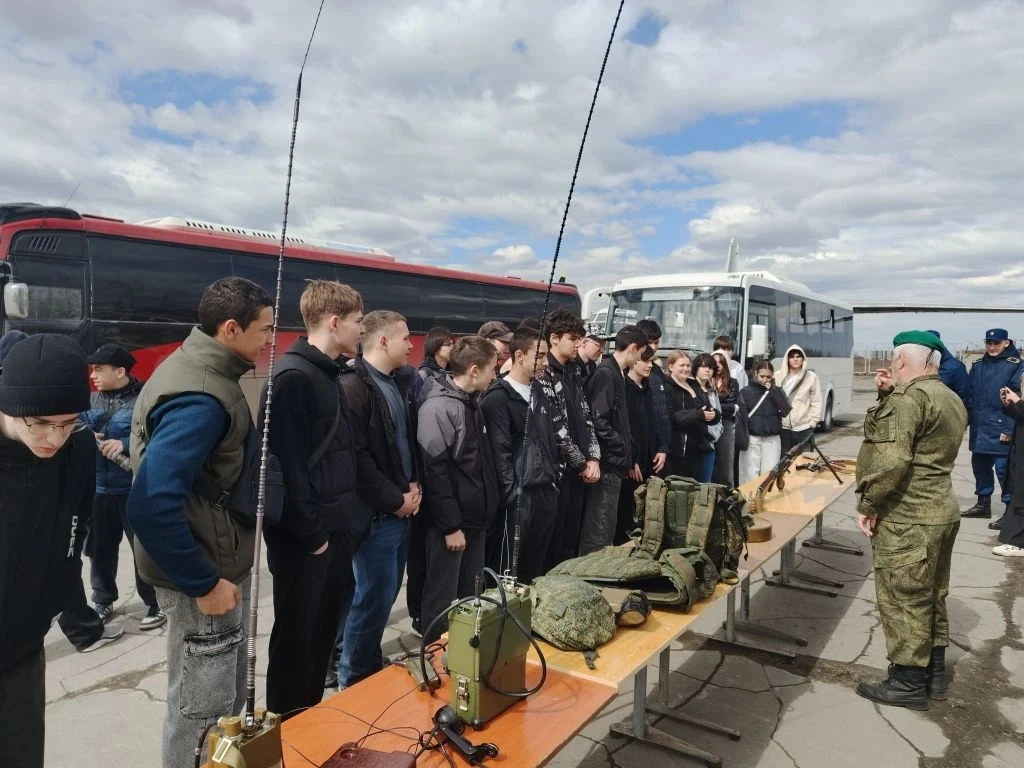 Я бы в лётчики пошёл,  пусть меня научат! 🛩  Наши ученики 10 и 11 классов технического профиля приня