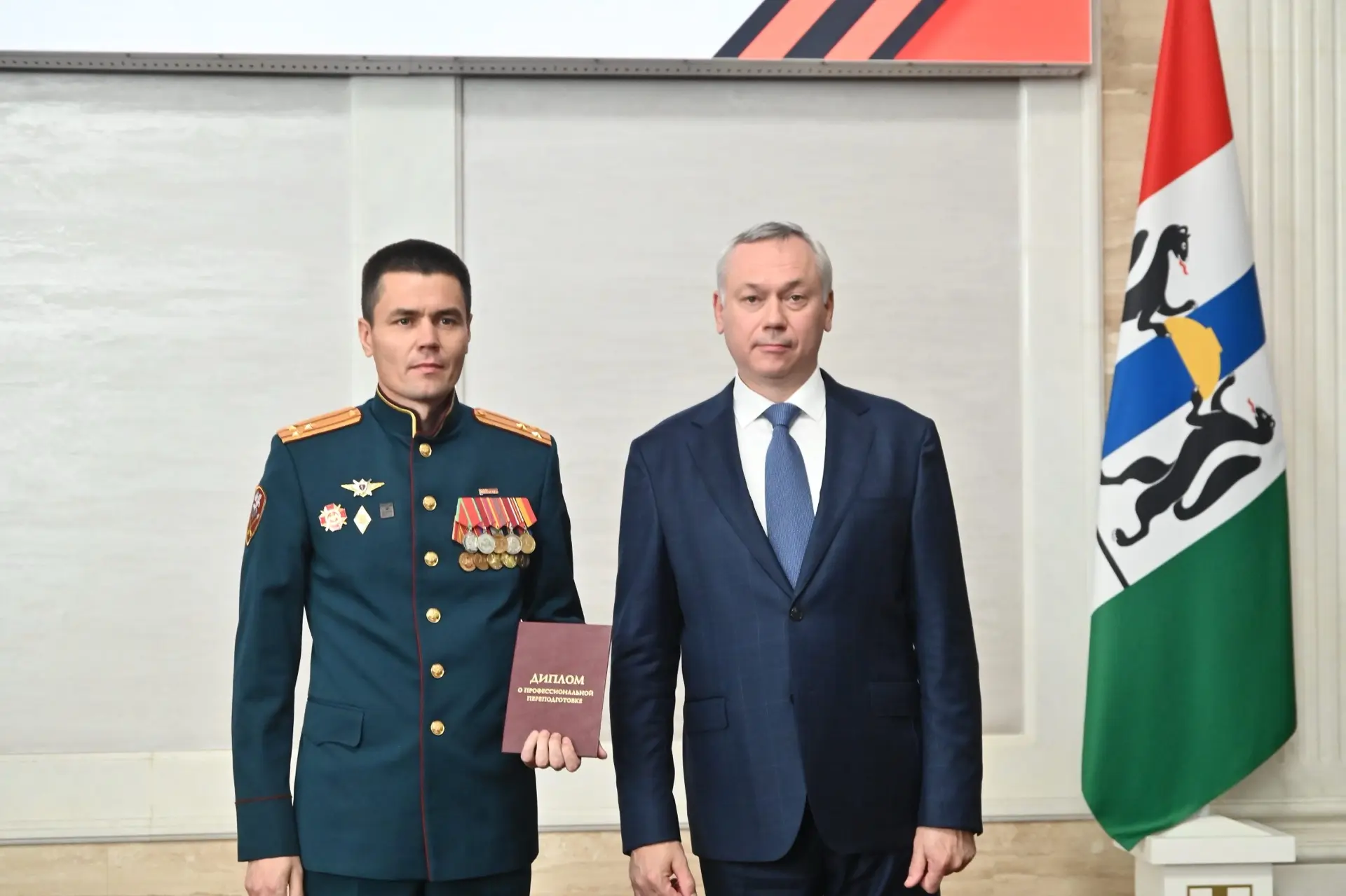 Вручил дипломы выпускникам второго потока программы «Герои НовоСибири». Позади – год ин...