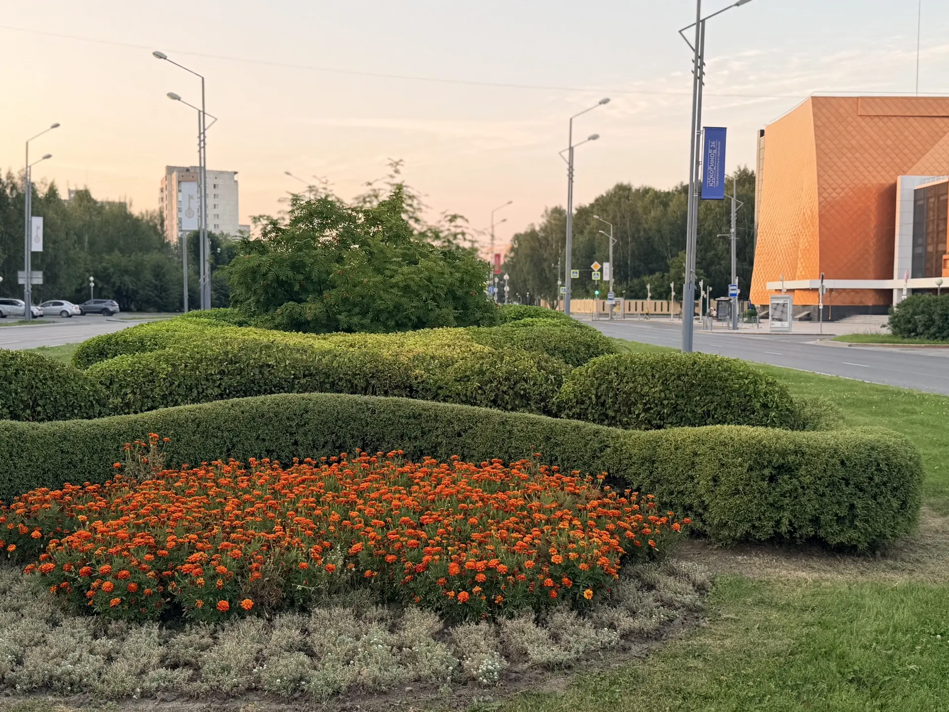 Дневная жара отступает, город готовится ко сну, но на улицу выходят люди, которые продолжают делать 