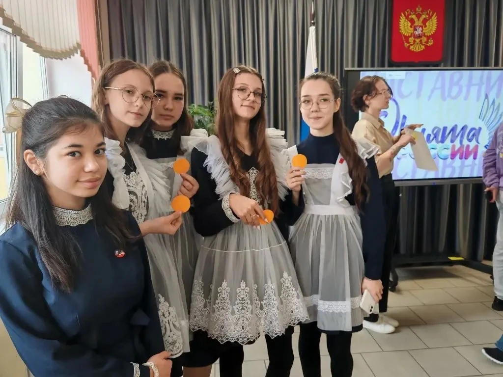 Сегодня ребята из 8Б и 8В классов, 1 корпуса вместе с советником директора по воспитанию Абакумовой 