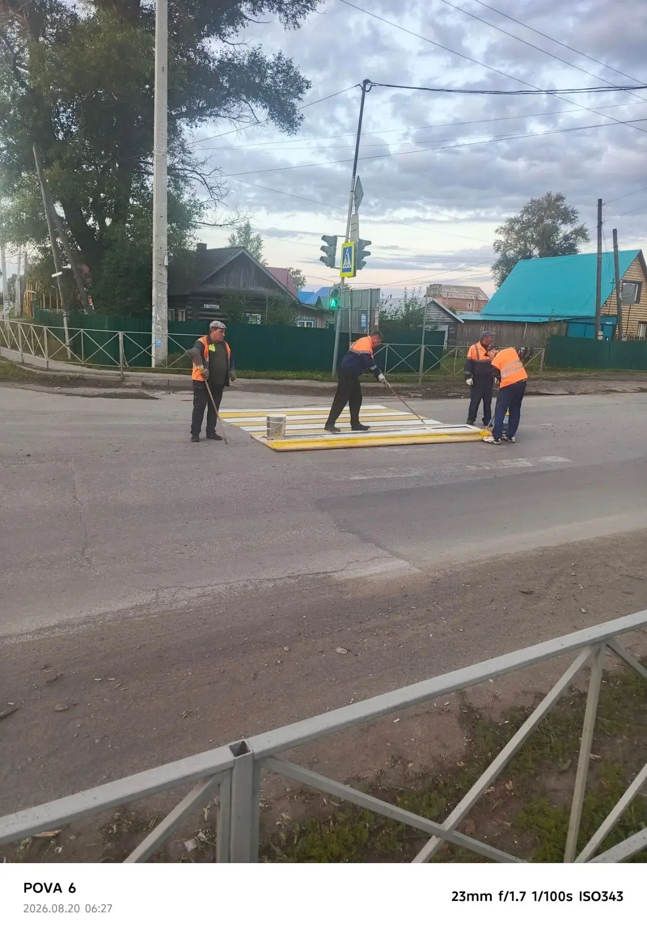 🪮Бригада  дорожных  рабочих обновила  разметку на пешеходных переходах по улицам Роман...
