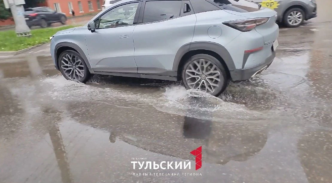 🥲 В Пролетарском округе Тулы бьёт гейзер из канализации

➡️ Причём вода течёт сразу из четырех коло