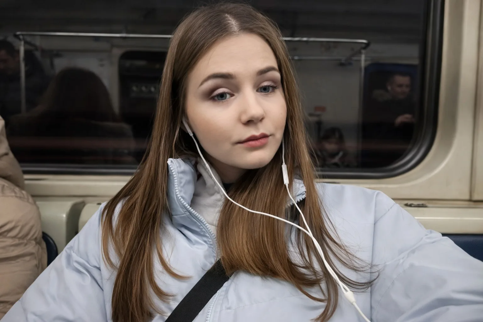 Еду молча, а в голове уже целый сериал 🎧🚇
Иногда лучшие разговоры — с самой собой.

#метро #мысли 