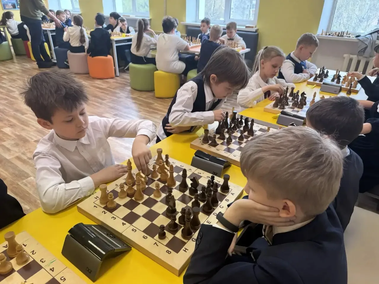 ♟️ Ход конём!  В начальной школе прошёл масштабный шахматный турнир среди учеников 1–4 классов.  🎉 Б