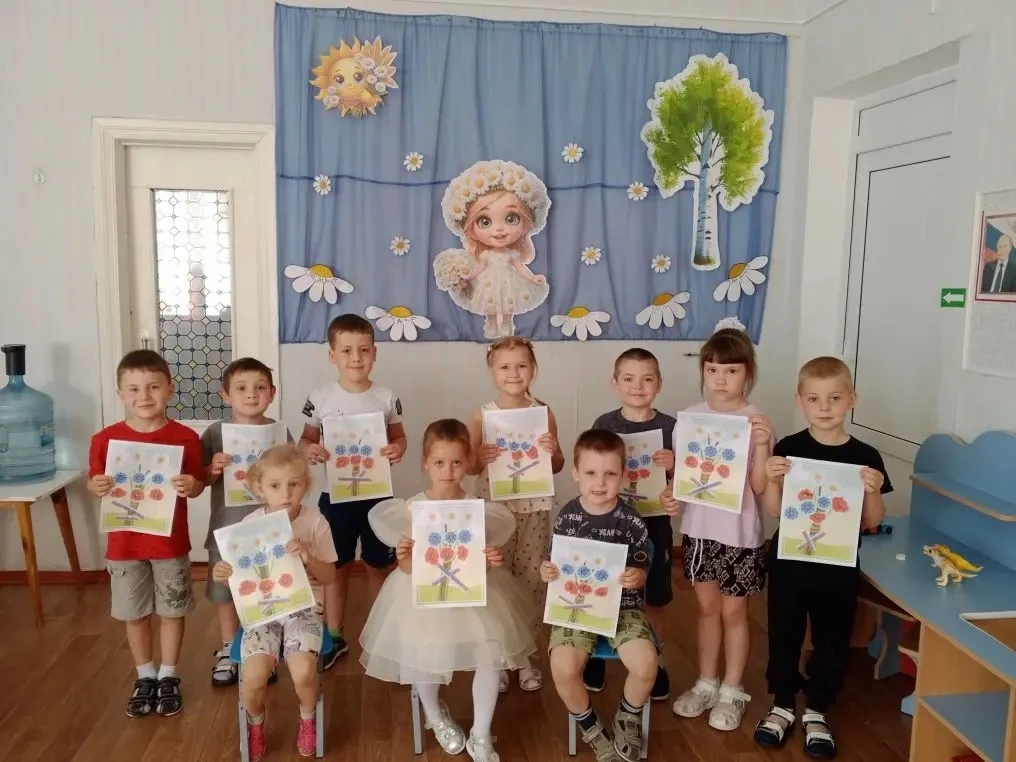 Воспитанники группы "Капитошка" сделали аппликацию с букетами в цветах российского флага. Творческий