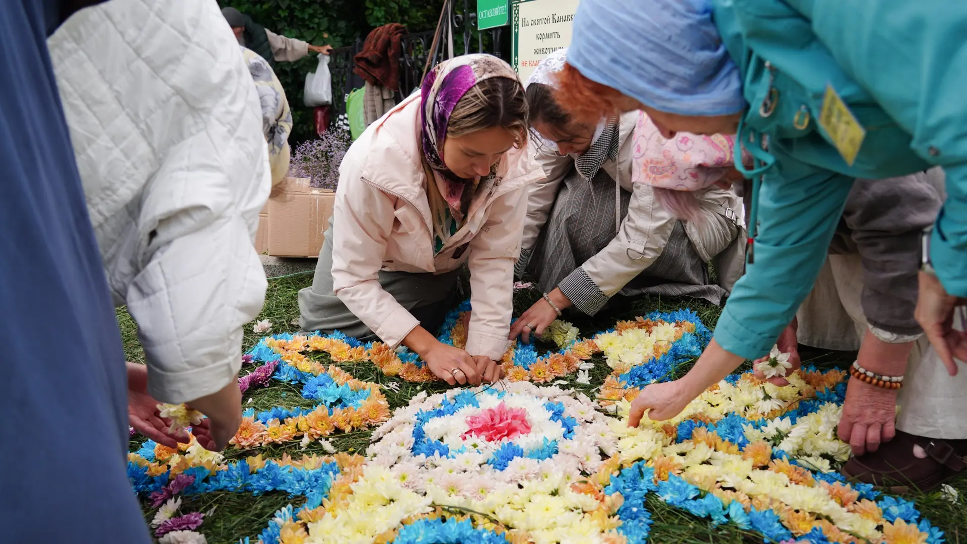 🌺 Путь Богородицы устлали цветами.