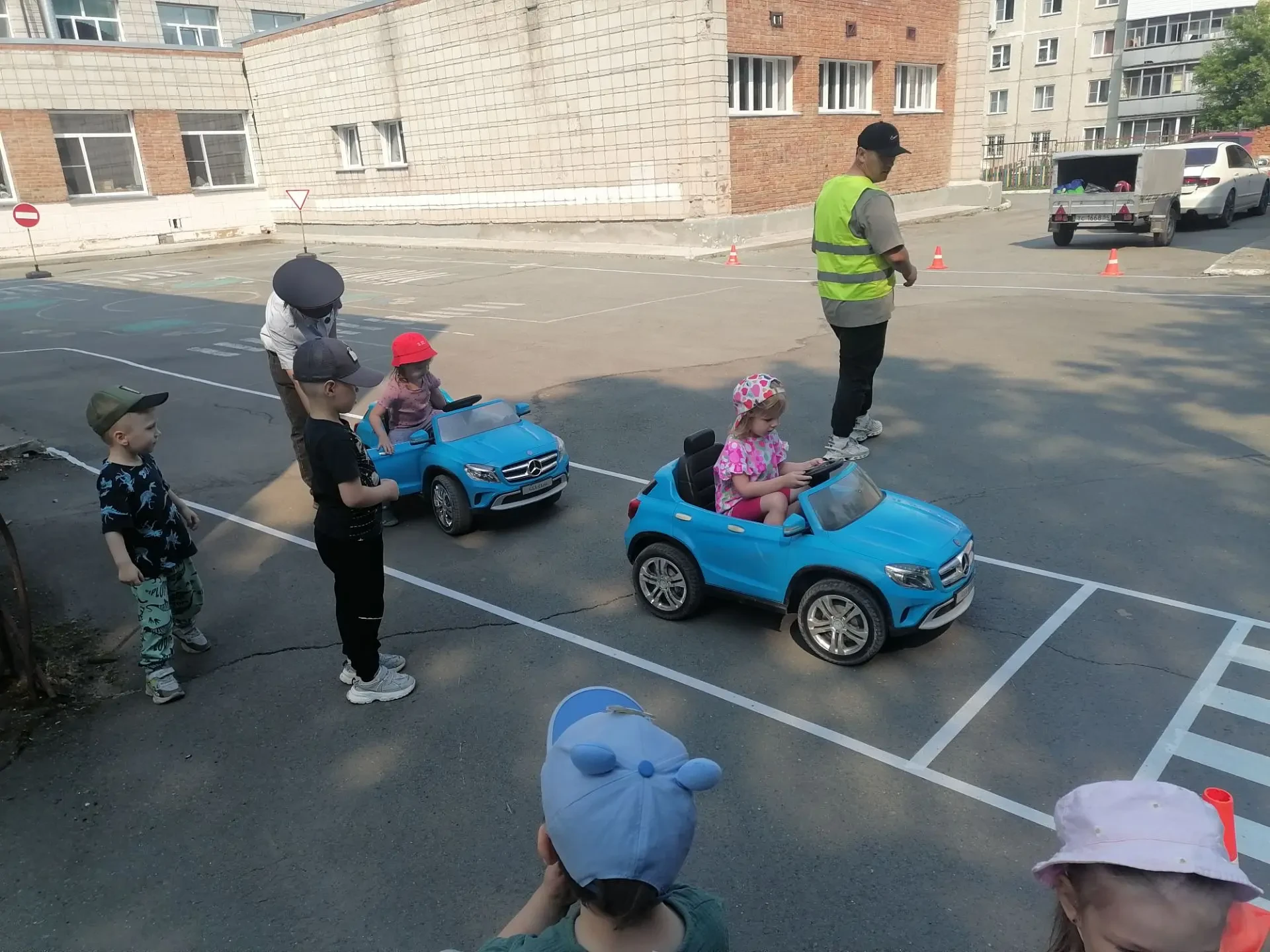 Авто-праздник в детском саду: юные водители закрепили ПДД!
В нашем детском саду прошел настоящий пра