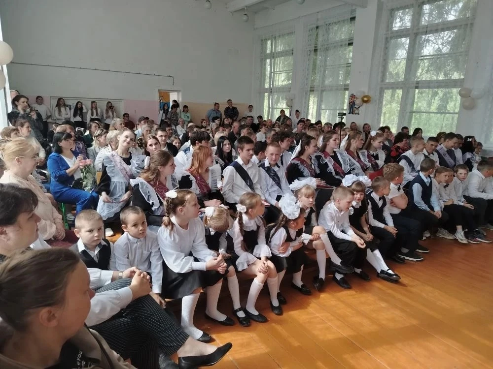 Сегодня в школе прозвенел «Последний звонок». Этот традиционный праздник для выпускнико...