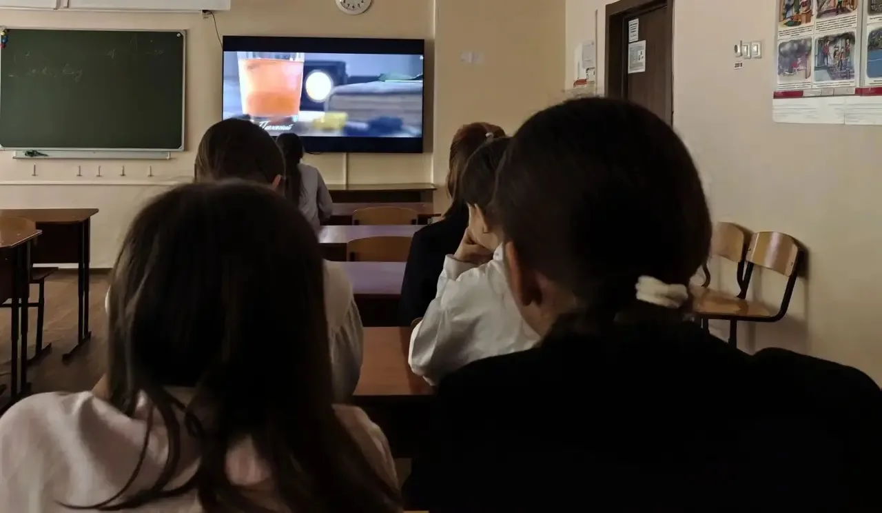 🔥 ИСКРЫ НАДЕЖДЫ В БЕЗДНЕ ВОЙНЫ 🔥  🎬 Сегодня в стенах нашей школы прошел не просто киноурок — сегодня