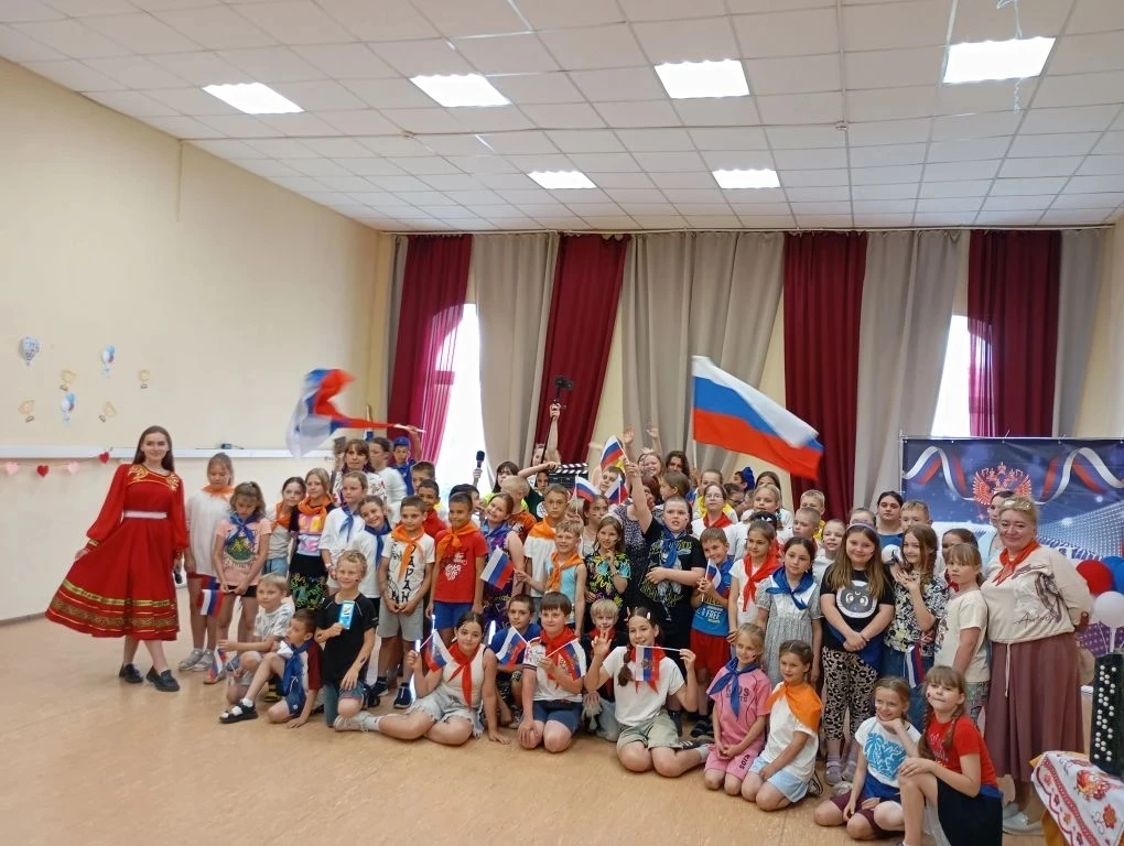 Мы — единое целое! 🇷🇺

В школьном лагере День России прошел ярко и незабываемо! 🔥

Наш праздник н