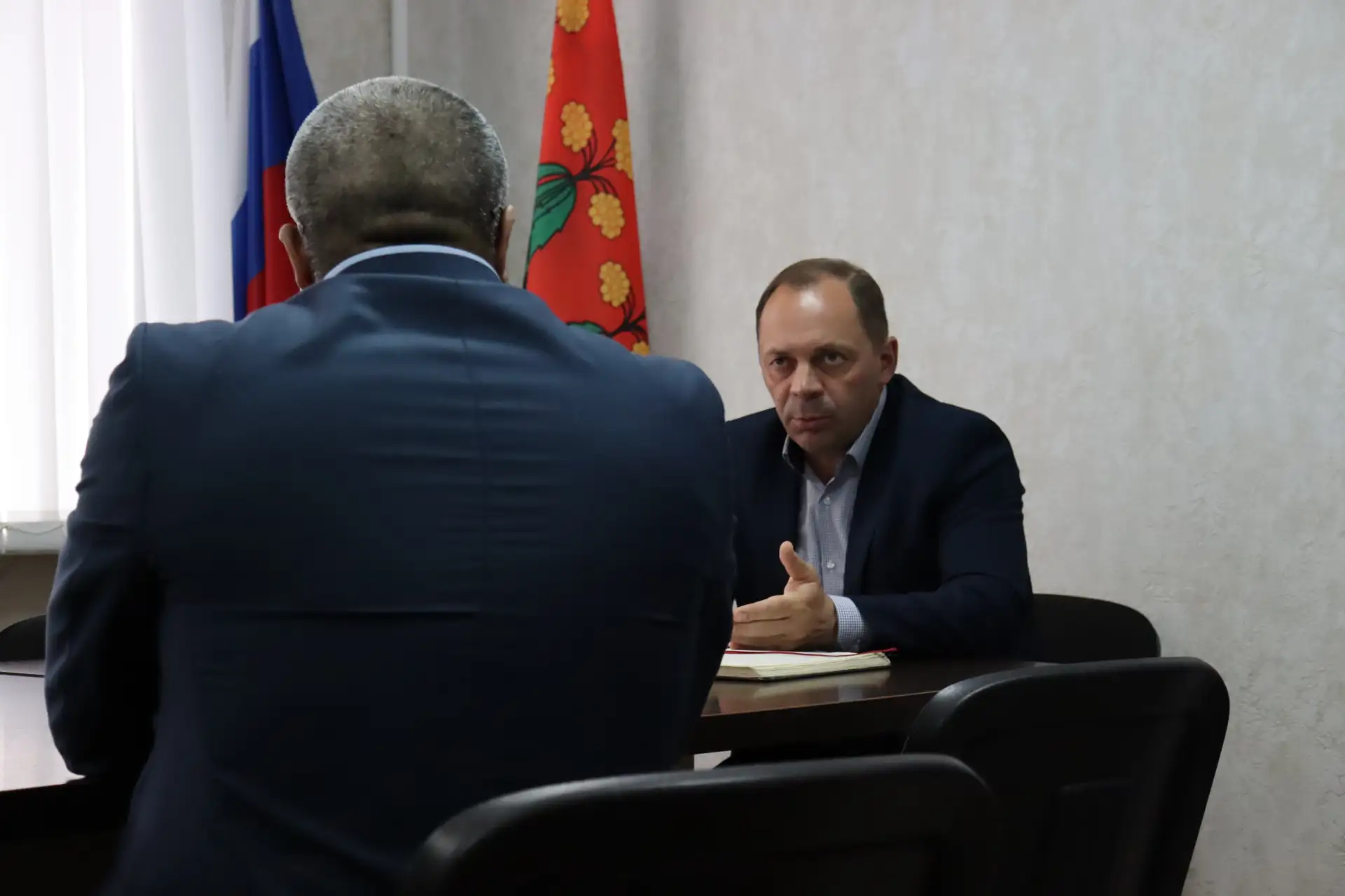 Провёл приём жителей.