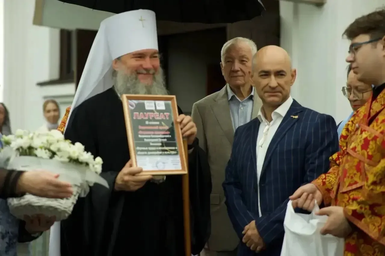 Сердечно поздравляем Владыку Евгения с наградой  - 

Митрополиту Евгению вручен диплом Национальной 