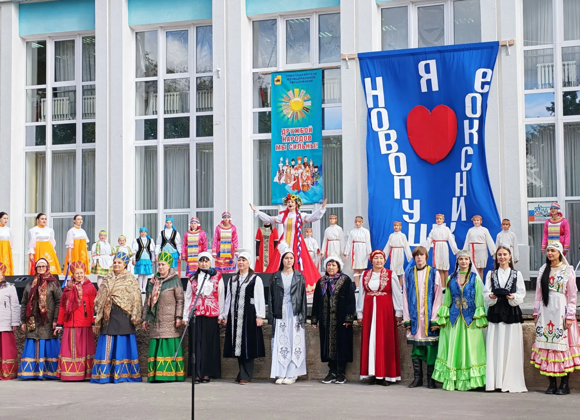 На площади МБУ ДК "Новопушкинский" состоялся  III ежегодный фестиваль национальных куль...