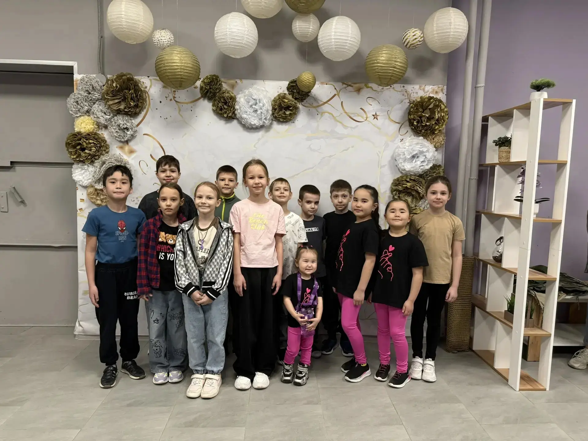 Обучающиеся  2 «Б» класса (вместе с родителями ) посетили  —  клуб лазерного боя «Лазертаг» . Обычны