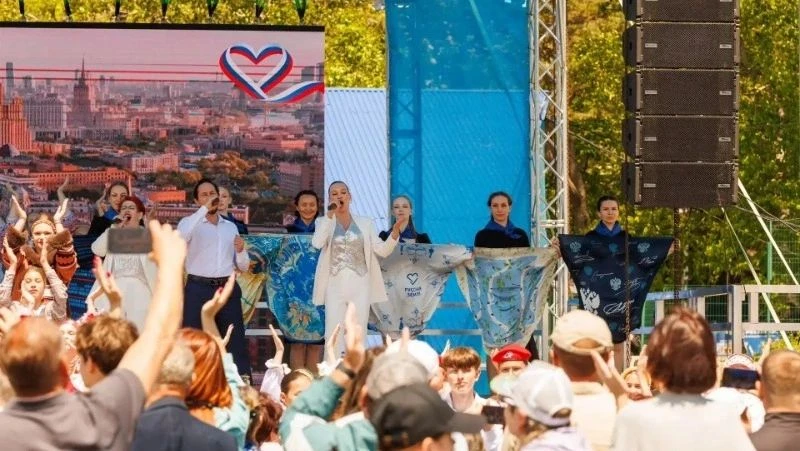 Уникальную коллекцию платков представили на фестивале в парке Южно-Сахалинска

Презентация дизайнерс