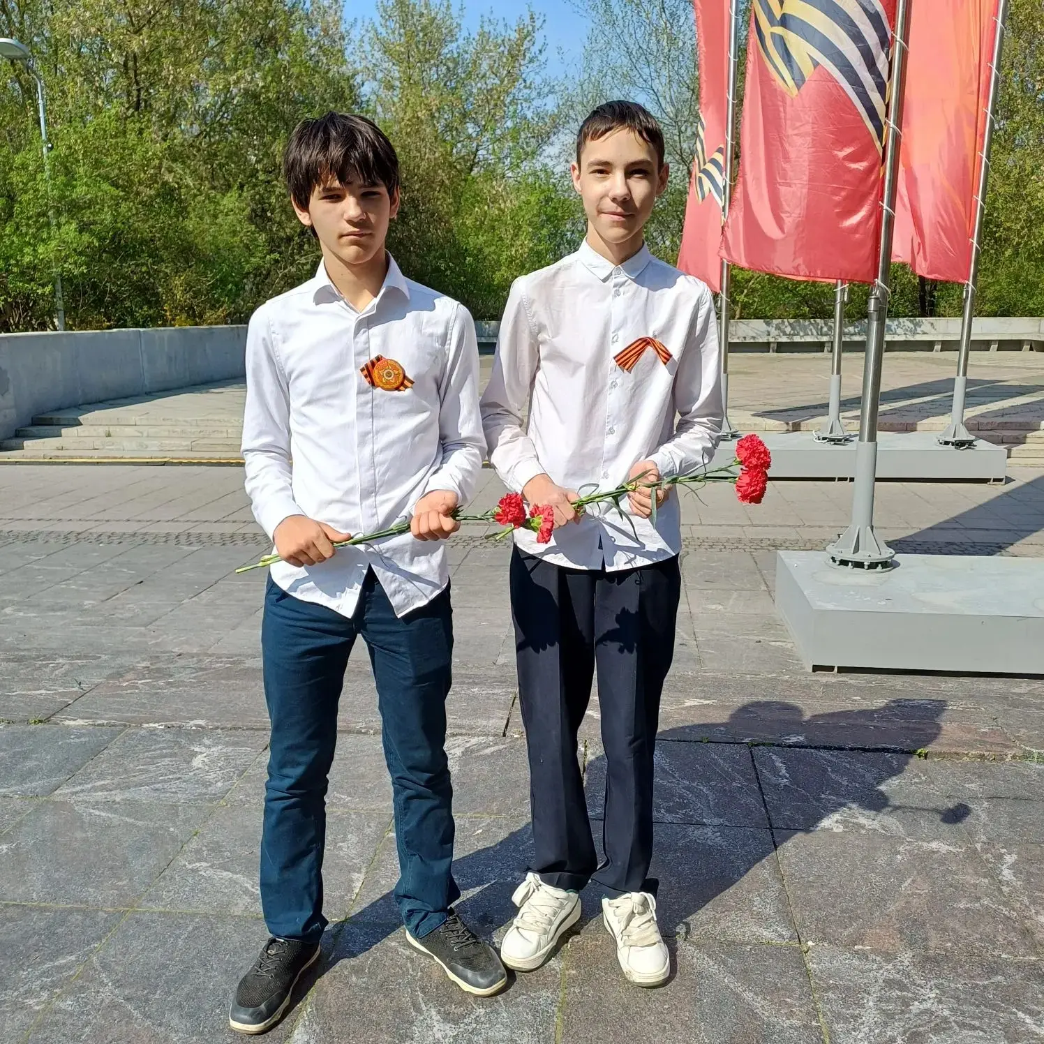 🌹 8«Б» у памятника Мусы Джалиля: тишина, цветы, память  В преддверии 9 Мая ребята почтили память гер