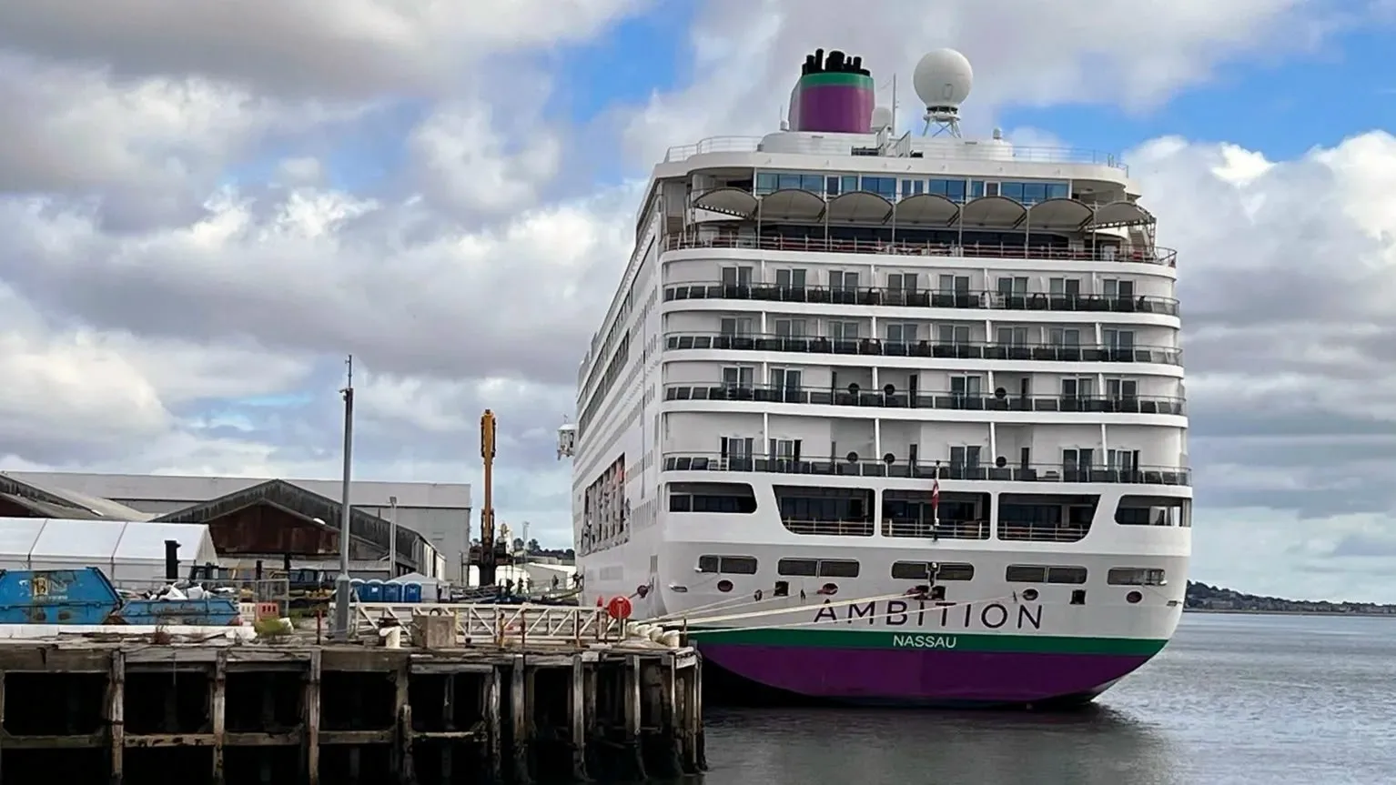 На круизном лайнере MS Ambition, ранее принимавшем украинских беженцев, пассажир упал з...