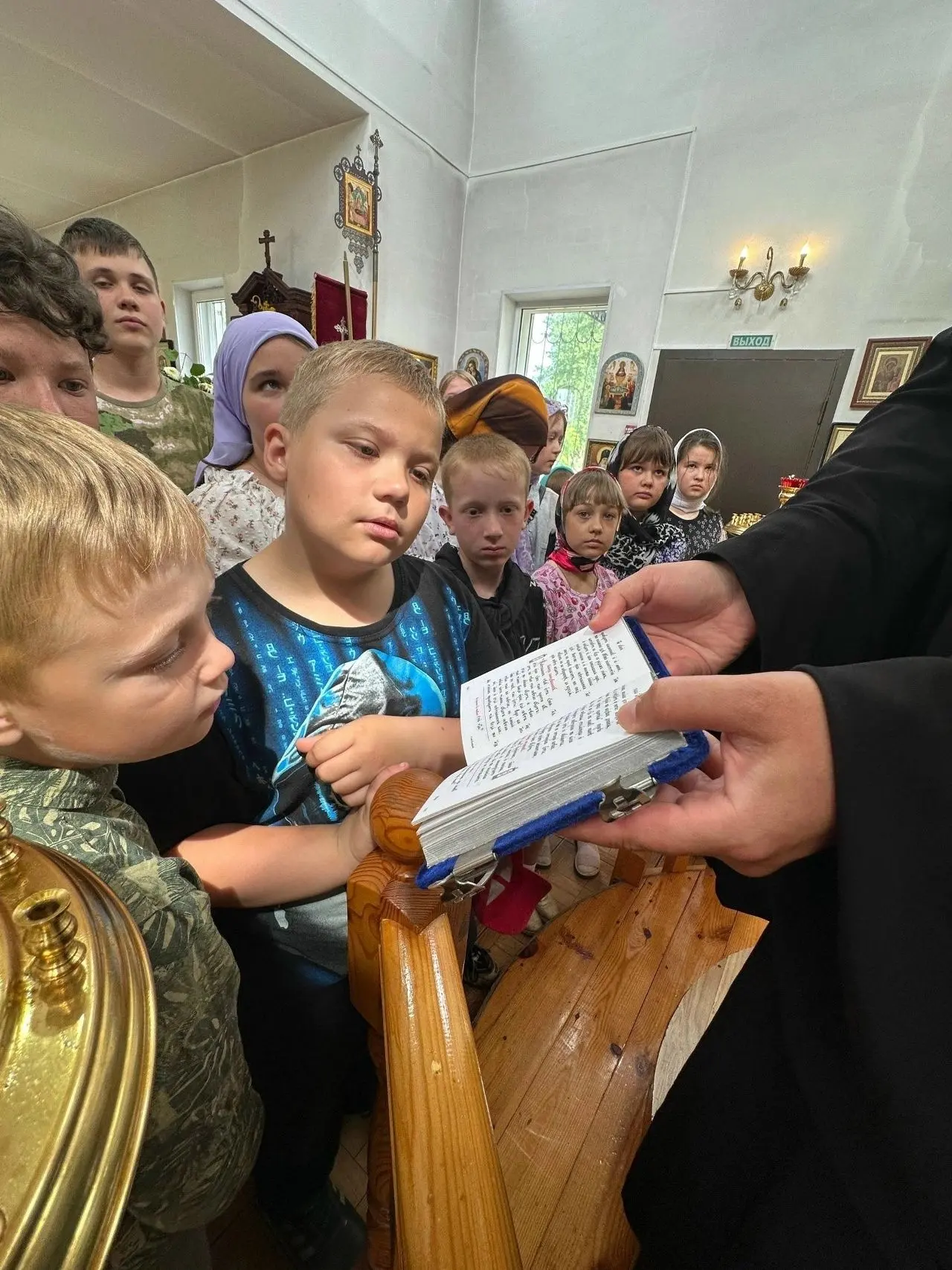 Никольский храм села Устье посетили участники летнего лагеря Демушкинской школы.

Настоятель храма и