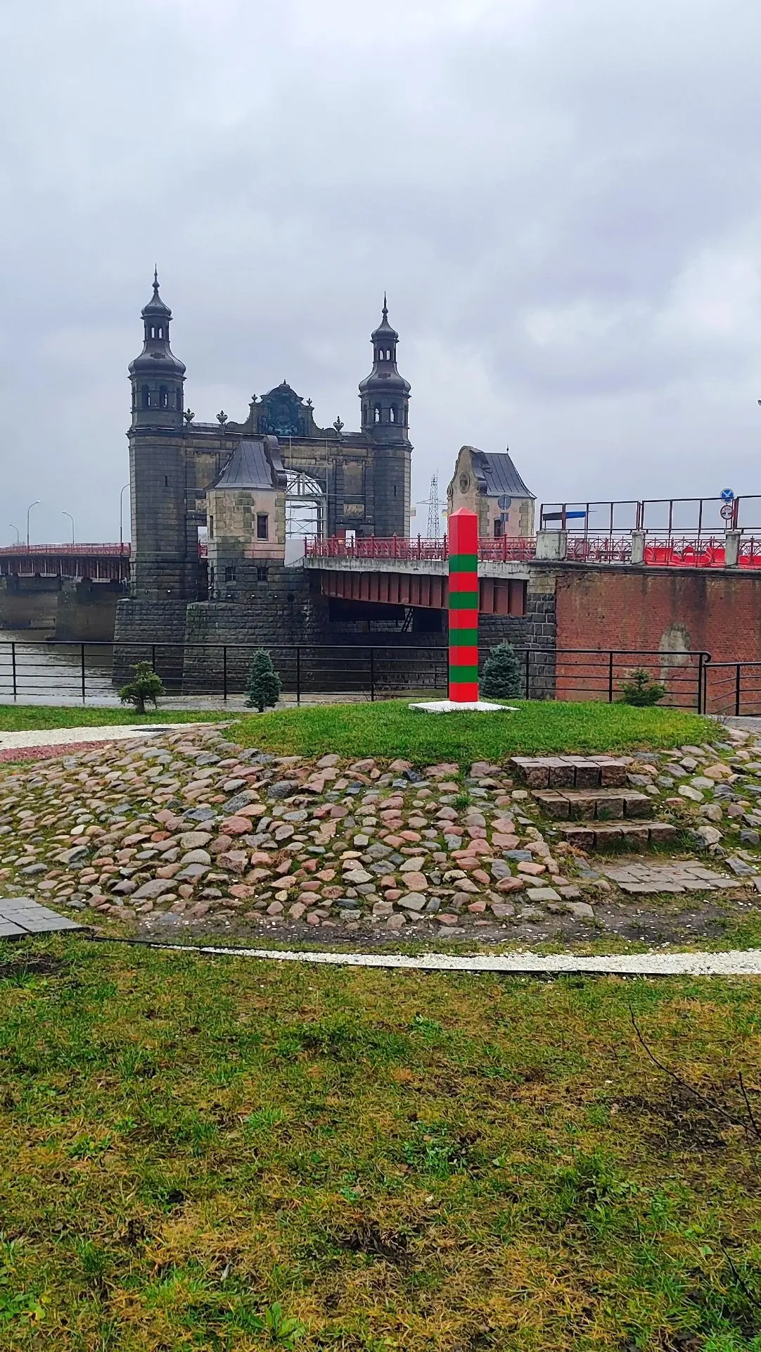 Мост королевы Луизы (нем. Königin-Luise-Brücke) — пограничный мост через реку Неман, со...