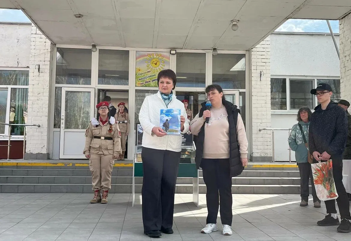 …Когда Отечество в беде,  Приходят ему на помощь сыновья, Всем сердцем землю Отчую любя, Порою в пра