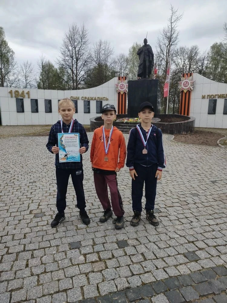 Бежим в знак памяти! 🏃‍♂️🇷🇺

✅Сегодня спортсмены нашей школы приняли участие в эстафетном пробеге