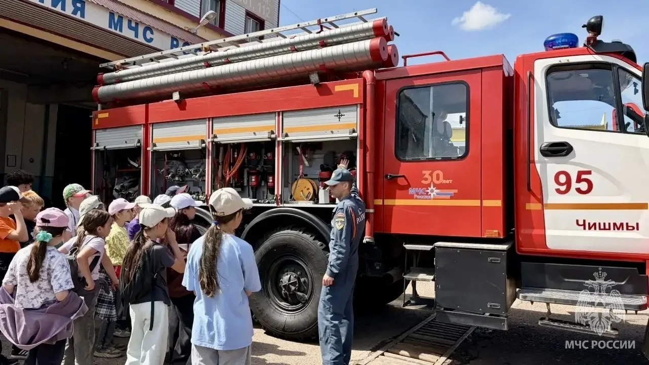 В пожарно-спасательную часть №95 16 отряда заглянули воспитанники школьного лагеря «Уникальная акаде