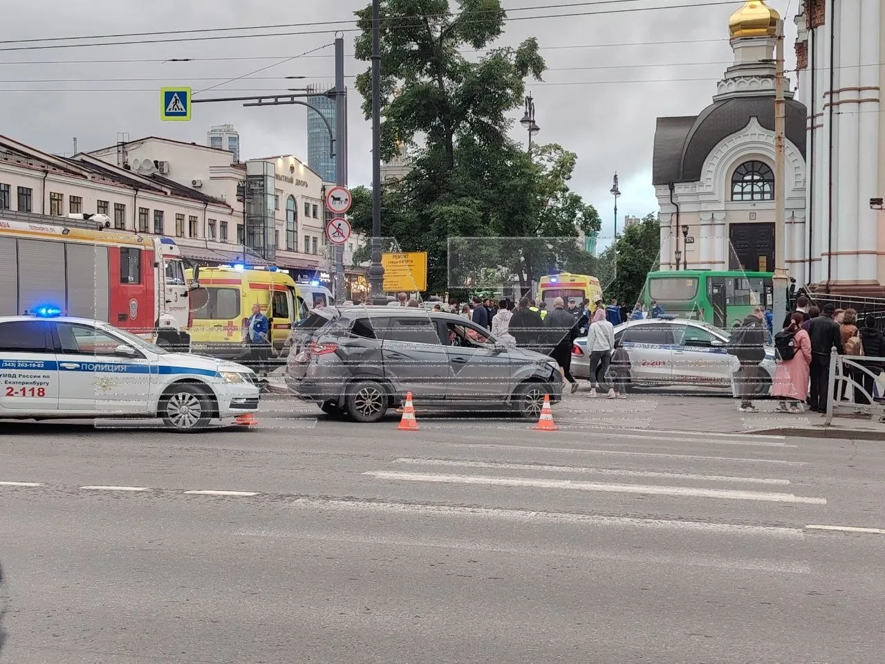 Четыре человека погибли в центре Екатеринбурга — толпу протаранил вылетевший на тротуар...