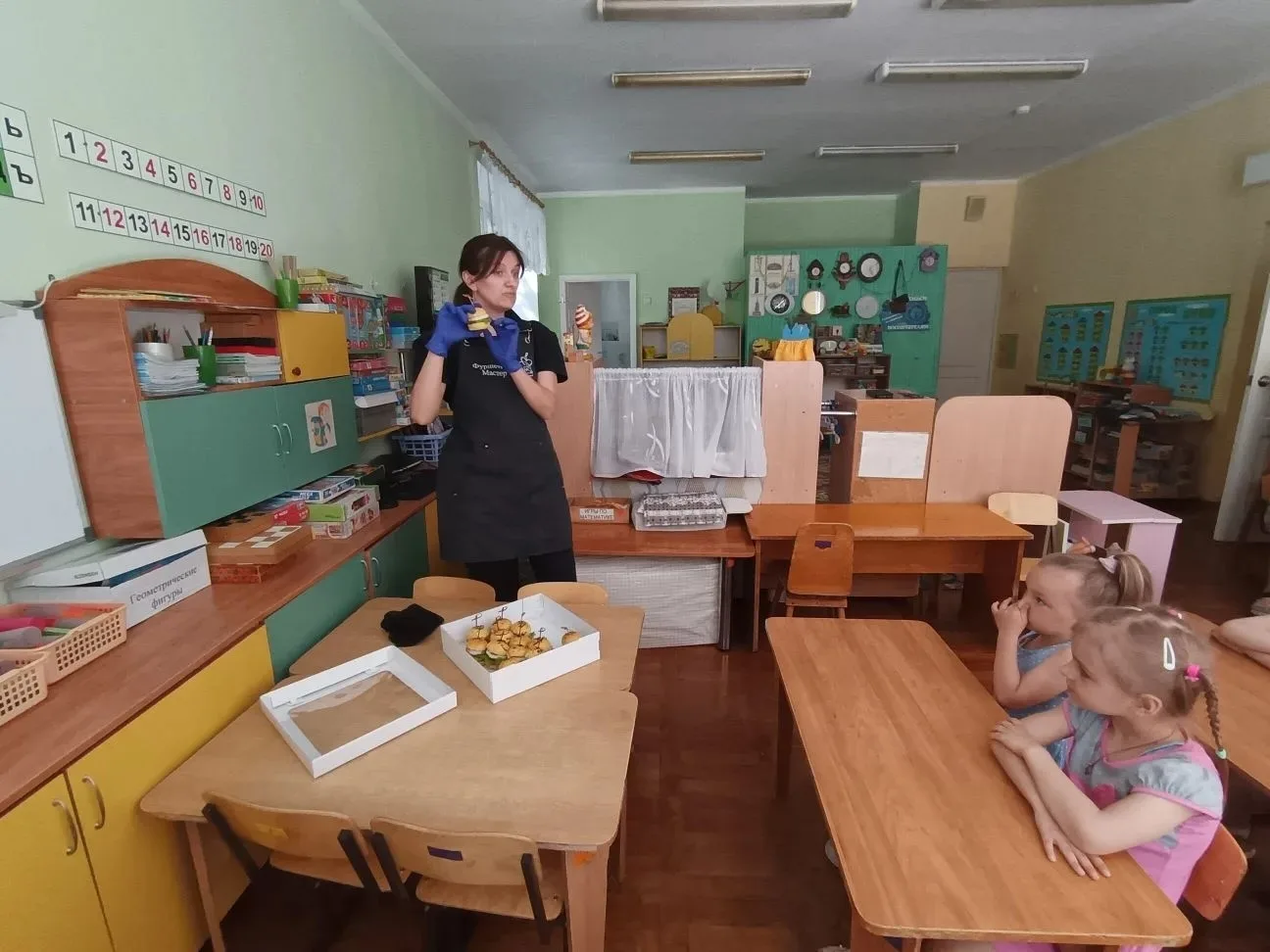 Гость группы. Профессия «Фуршетный мастер»🍔🍡🍽

Совсем недавно к воспитанникам средней группы № 11