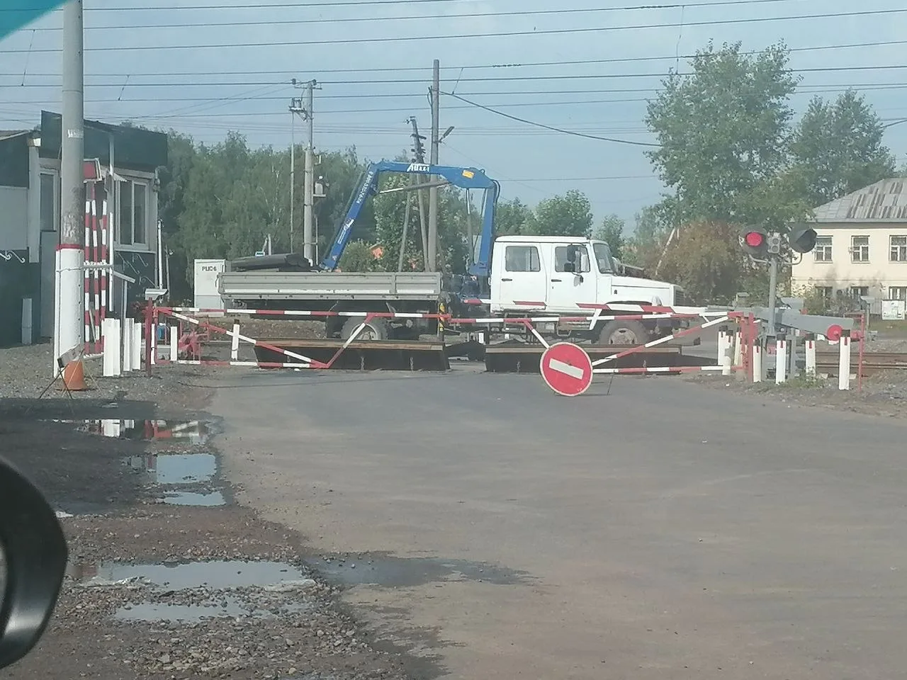 Напоминаем, ж/д переезд в Хорошово закрыт до 16.00