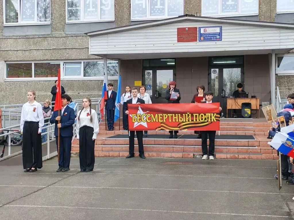 🎖️ Сегодня в нашей школе прошло шествие «Бессмертного полка»! 🎖️  Ученики начальных классов и пятикл