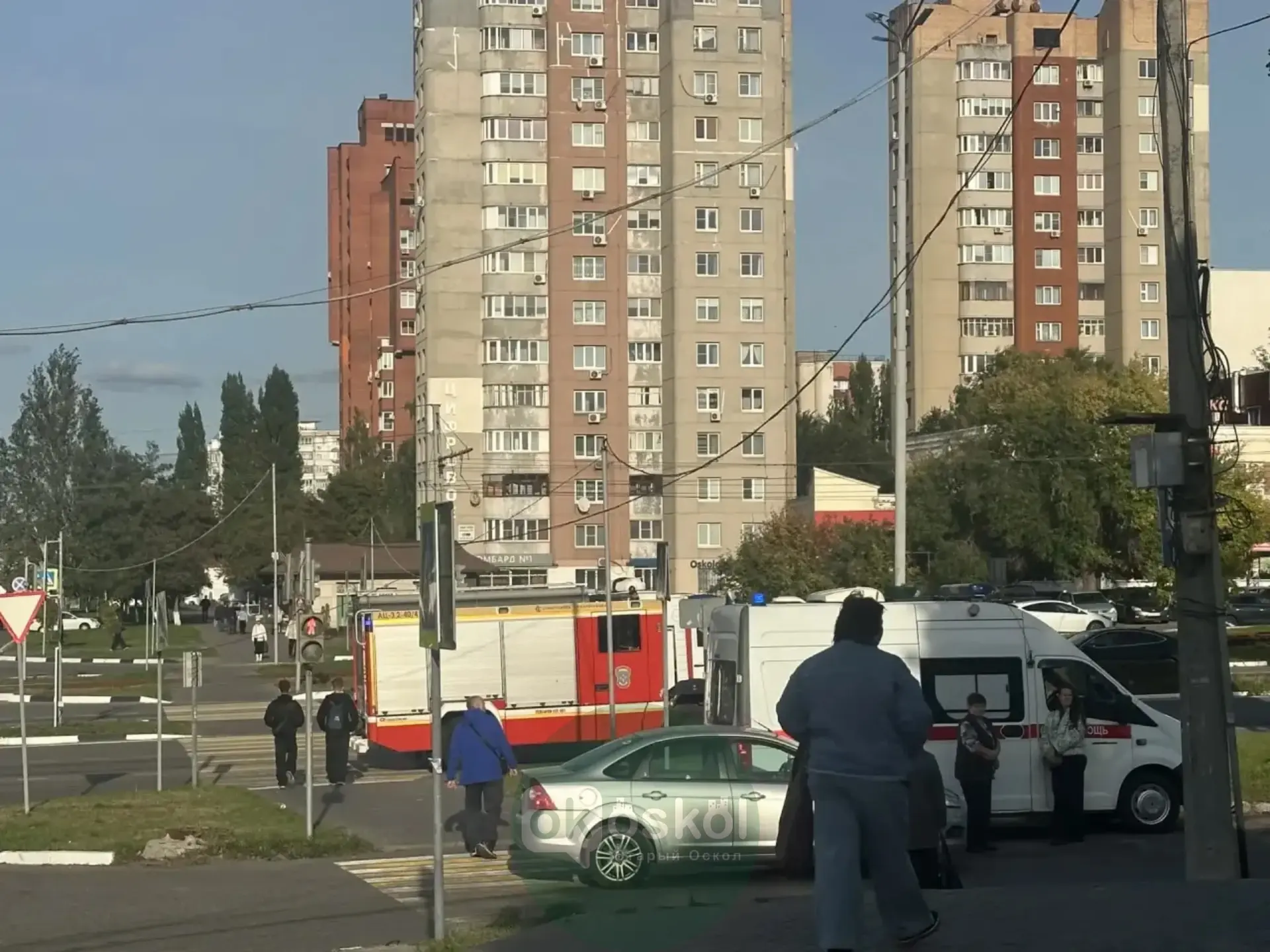 Видео момента наезда на Олимпийском. На кадрах видно, что под колеса авто попали два пе...