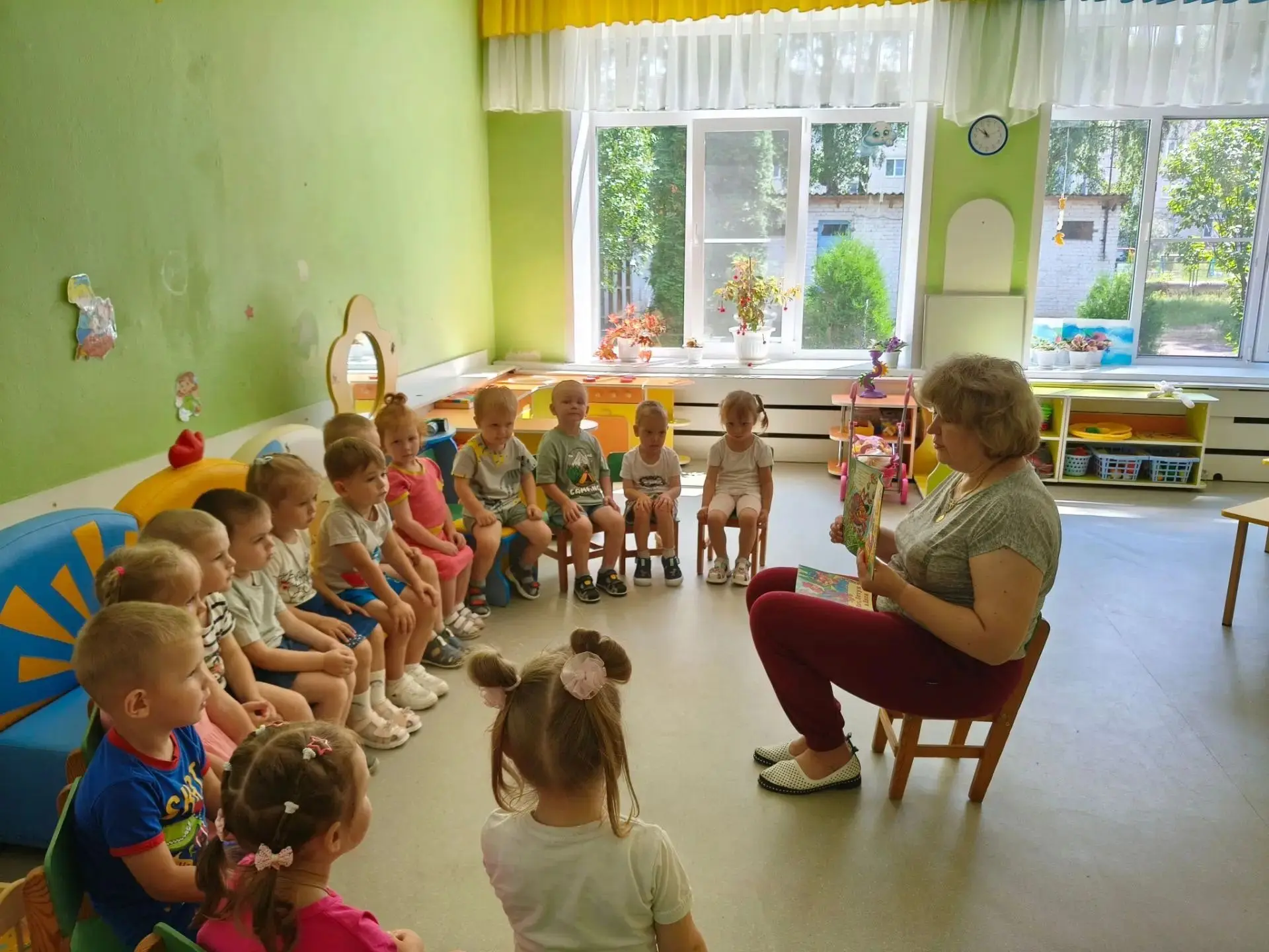 📚 Сегодня младшая группа отправилась в путешествие по миру книг! 📖 Чтение развивает в...