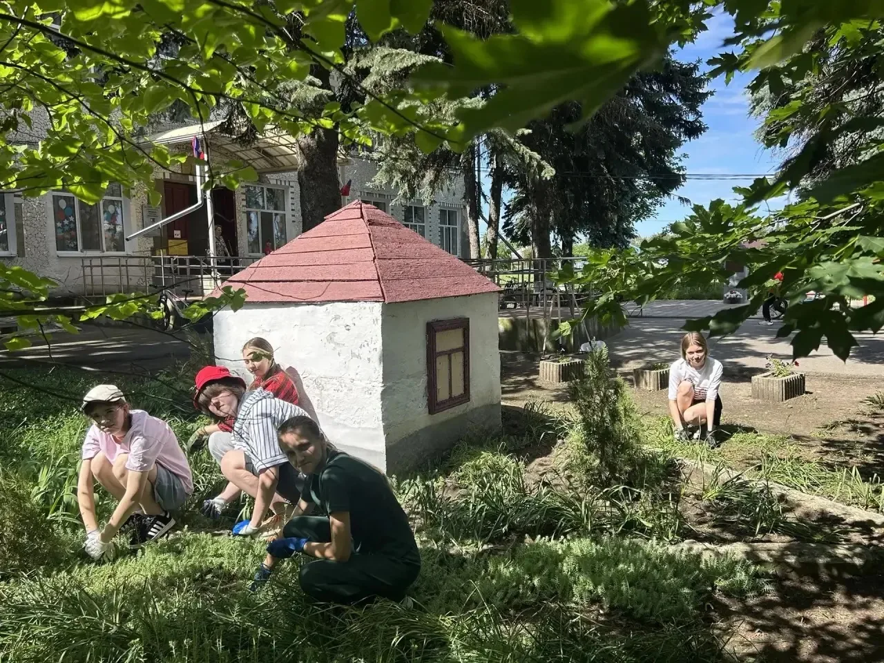 ПОРЯДОК НА КЛУМБАХ ✨

✏️Пока кто-то уже мысленно на море, ребята с летнего трудового лагеря «Энтузиа
